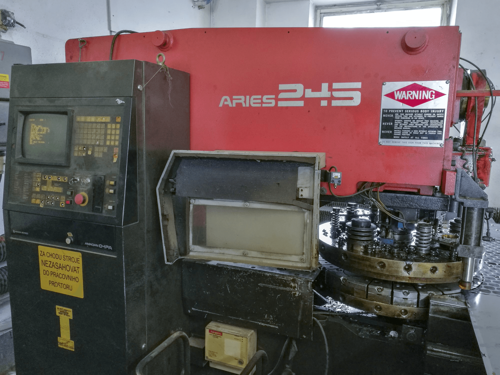 Vooraanzicht van AMADA ARIES 245 machine