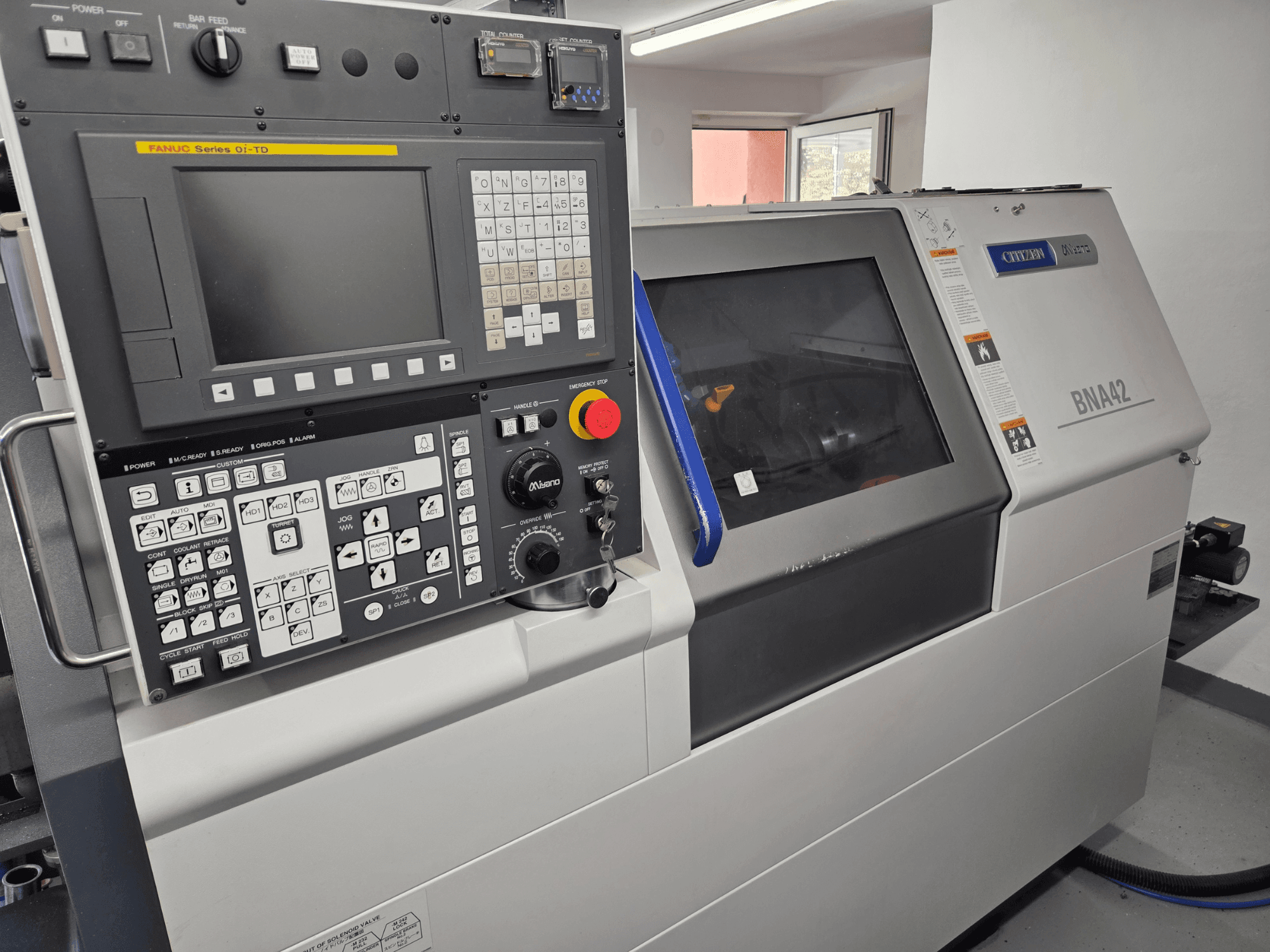 Miyano BNA42S2 horizontale draaimachine, vooraanzicht met bedieningspaneel voorzien van een FANUC Oi-TD-interface en display.