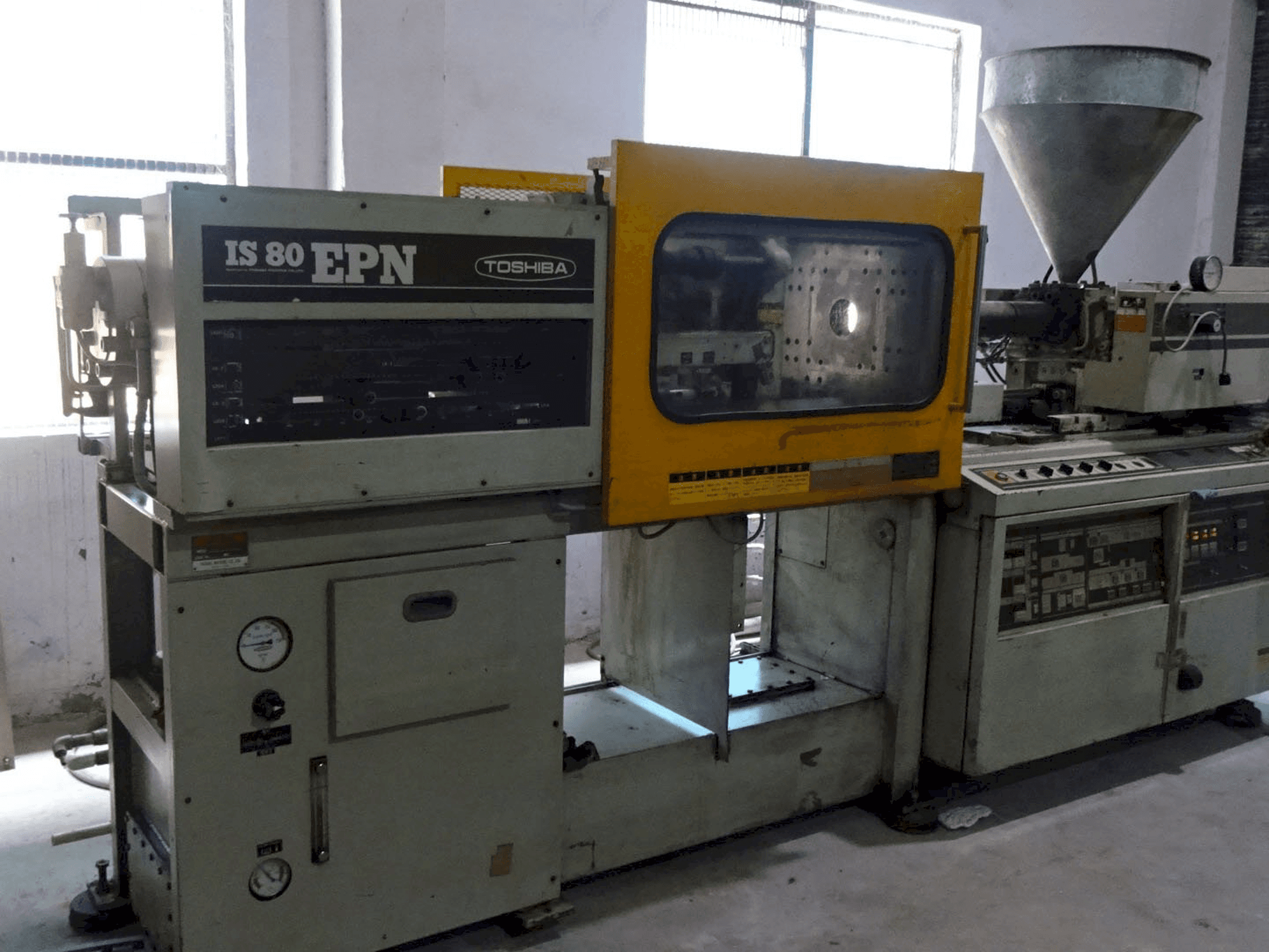 Links zicht van Toshiba IS 80 EPN 2A machine