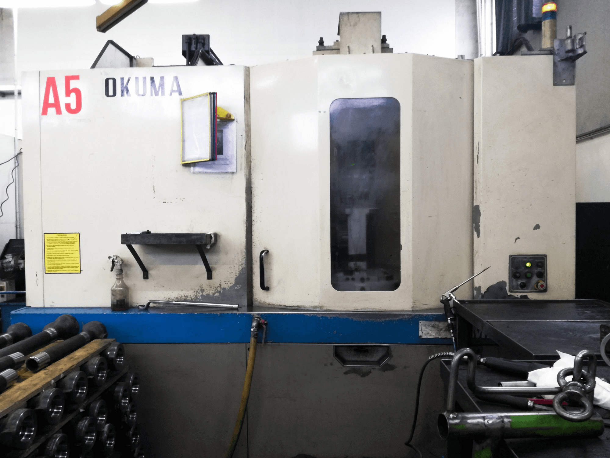 Vooraanzicht van Okuma MA-50HA machine