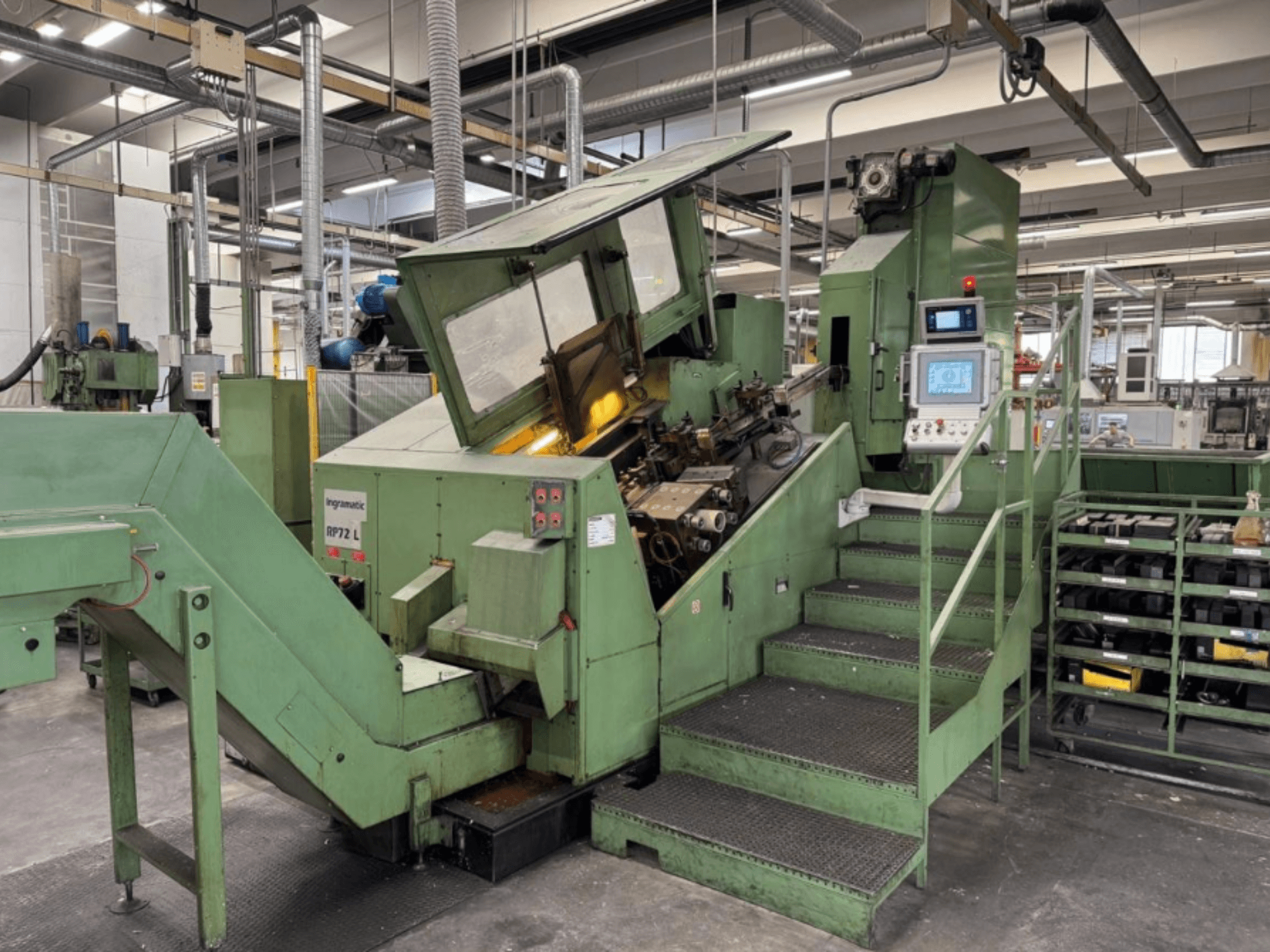 Ingramatic RP72 L, industriële machine in groen, vooraanzicht; heeft een bedieningspaneel en treden met een metalen roosterplatform.