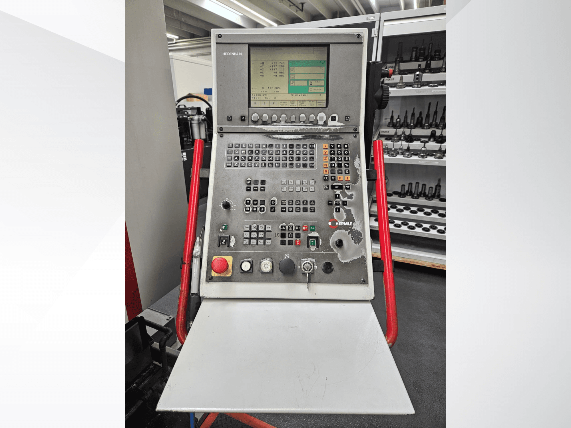 Bedieningspaneel van HERMLE C 600 U Universeel bewerkingscentrum, vooraanzicht met knoppen en displayscherm zichtbaar.