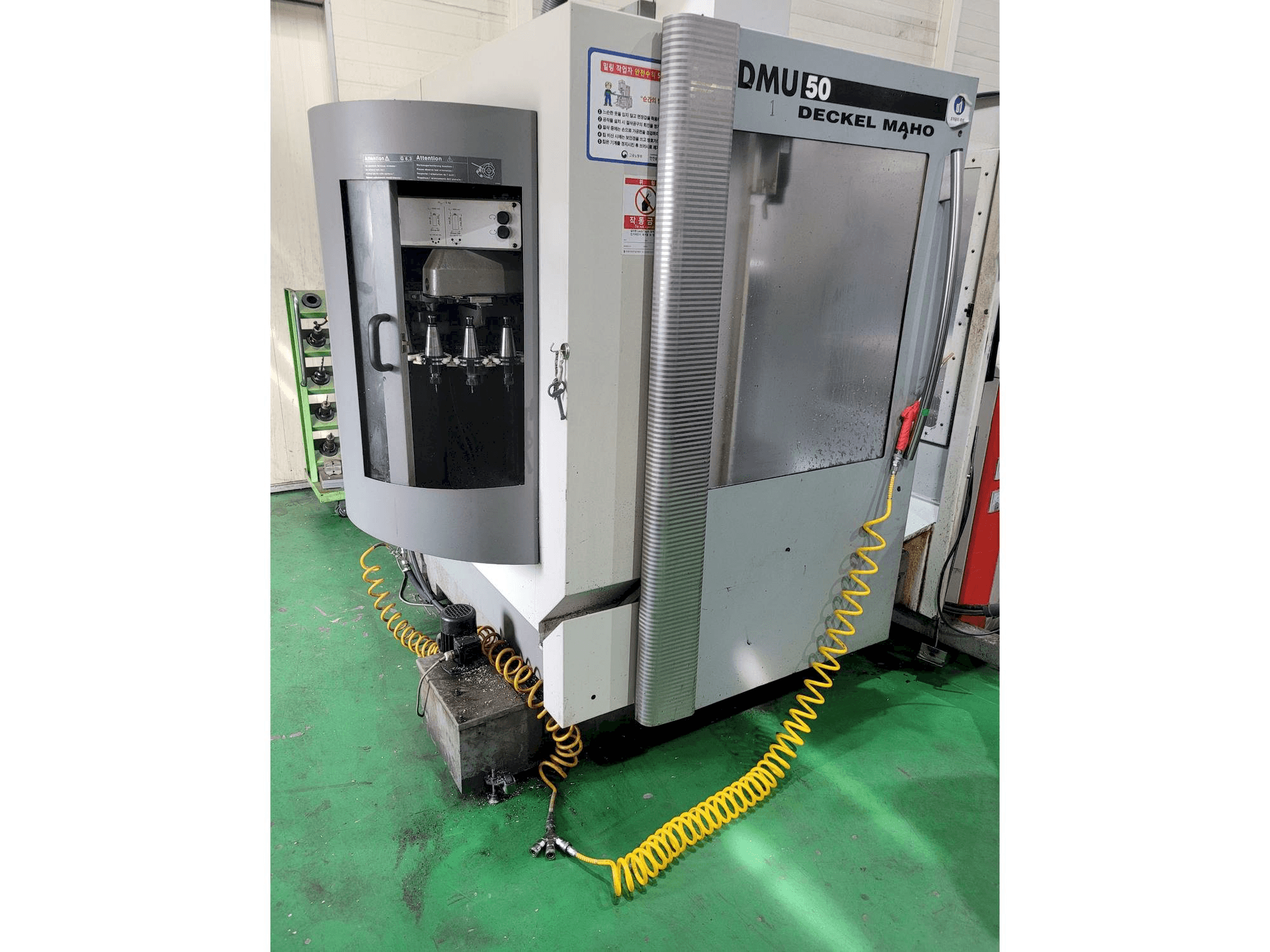 Vooraanzicht van DECKEL MAHO DMU 50 machine