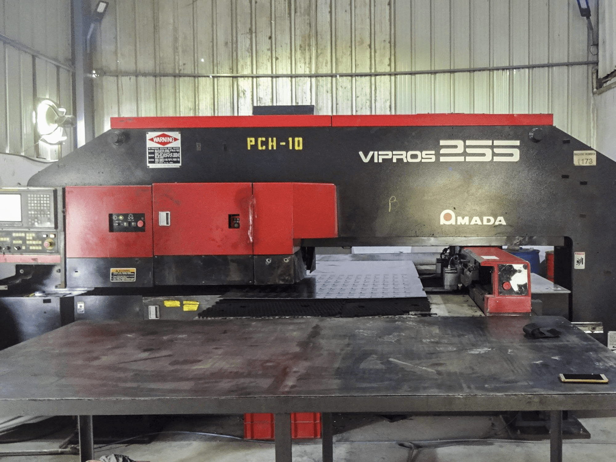 Vooraanzicht van AMADA Vipros 255 machine