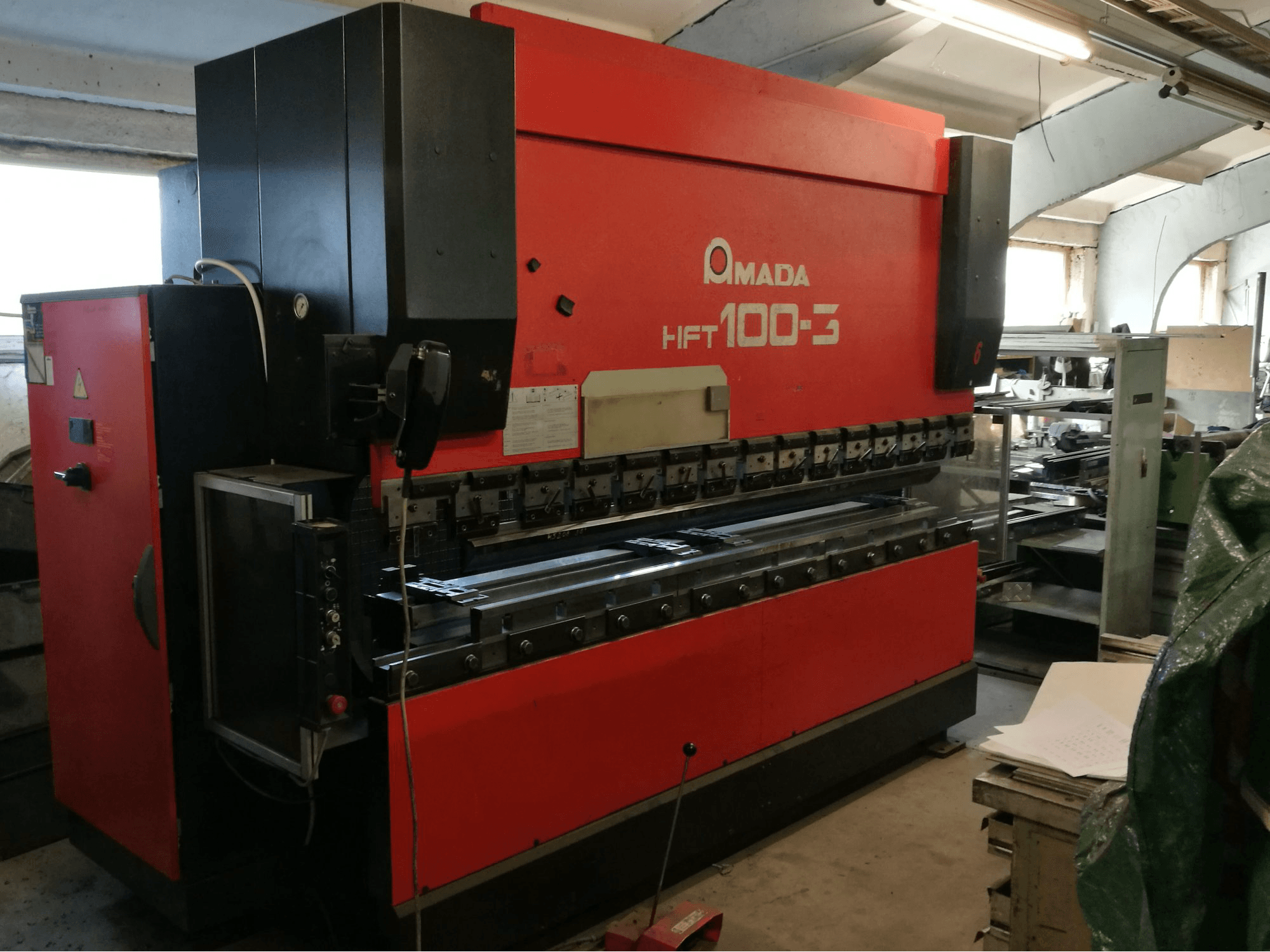 Links zicht van AMADA HFT 100-3 machine