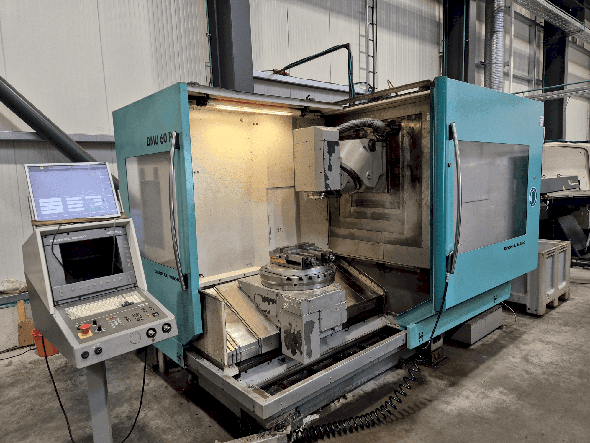 Vooraanzicht van DECKEL MAHO DMU 60 P machine