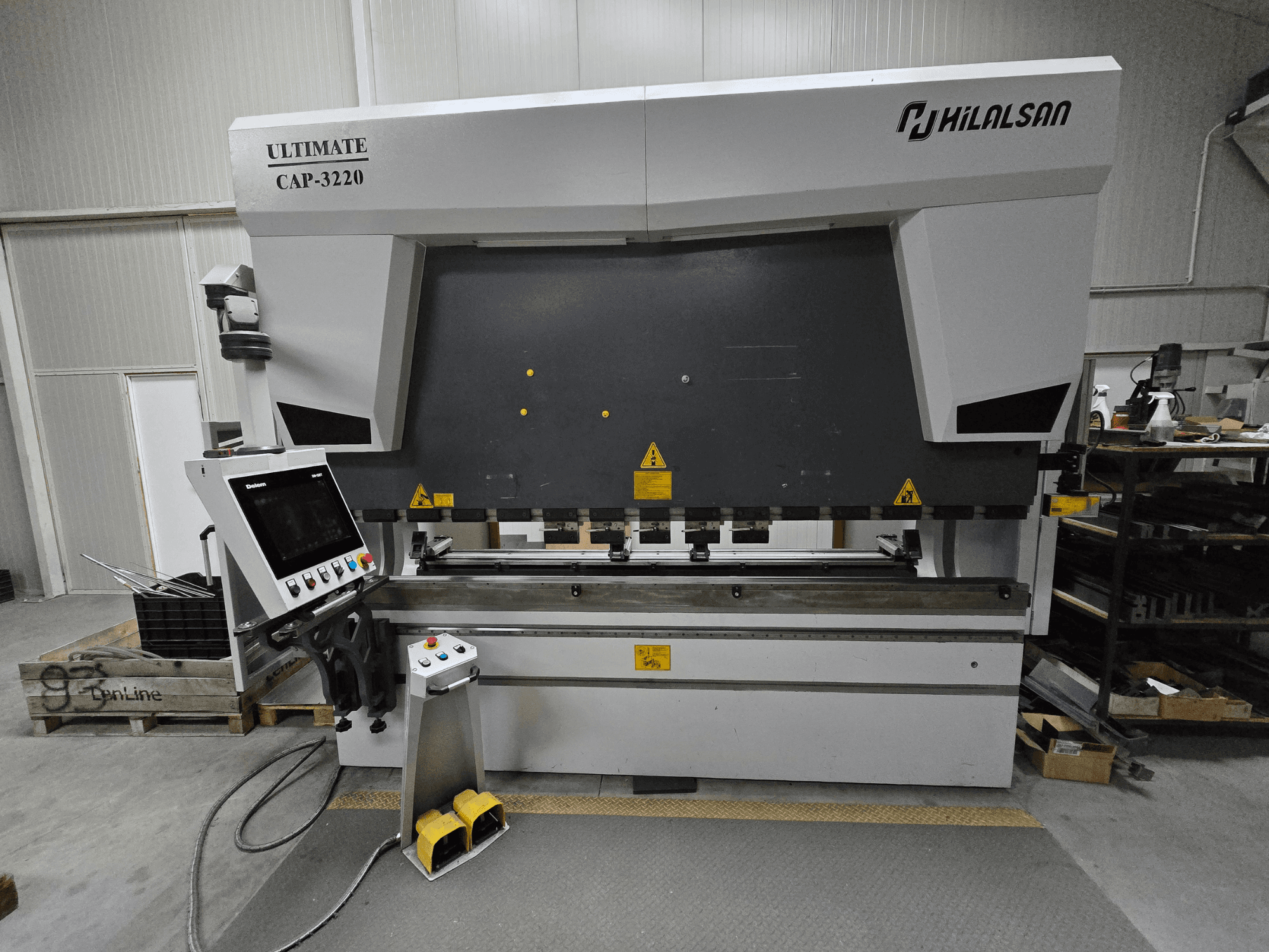 Ultimate CAP-3220 van Hilalsan, vooraanzicht van een metaalbuigmachine met bedieningspaneel en voetpedalen zichtbaar.