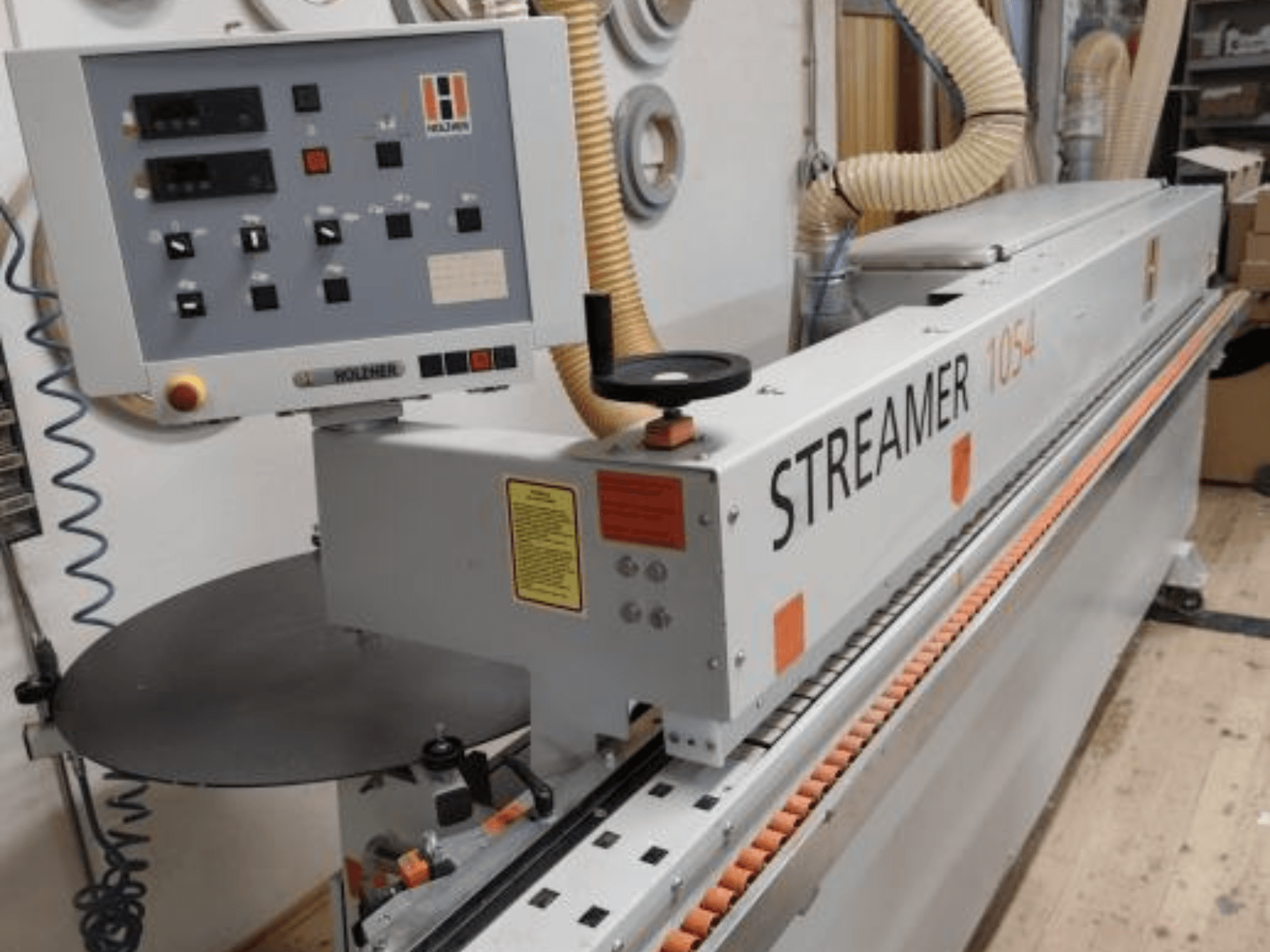 HOLZHER Streamer 1054 kantenbewerker, zijaanzicht met bedieningspaneel en toevoersysteem op een werkplaatsachtergrond.