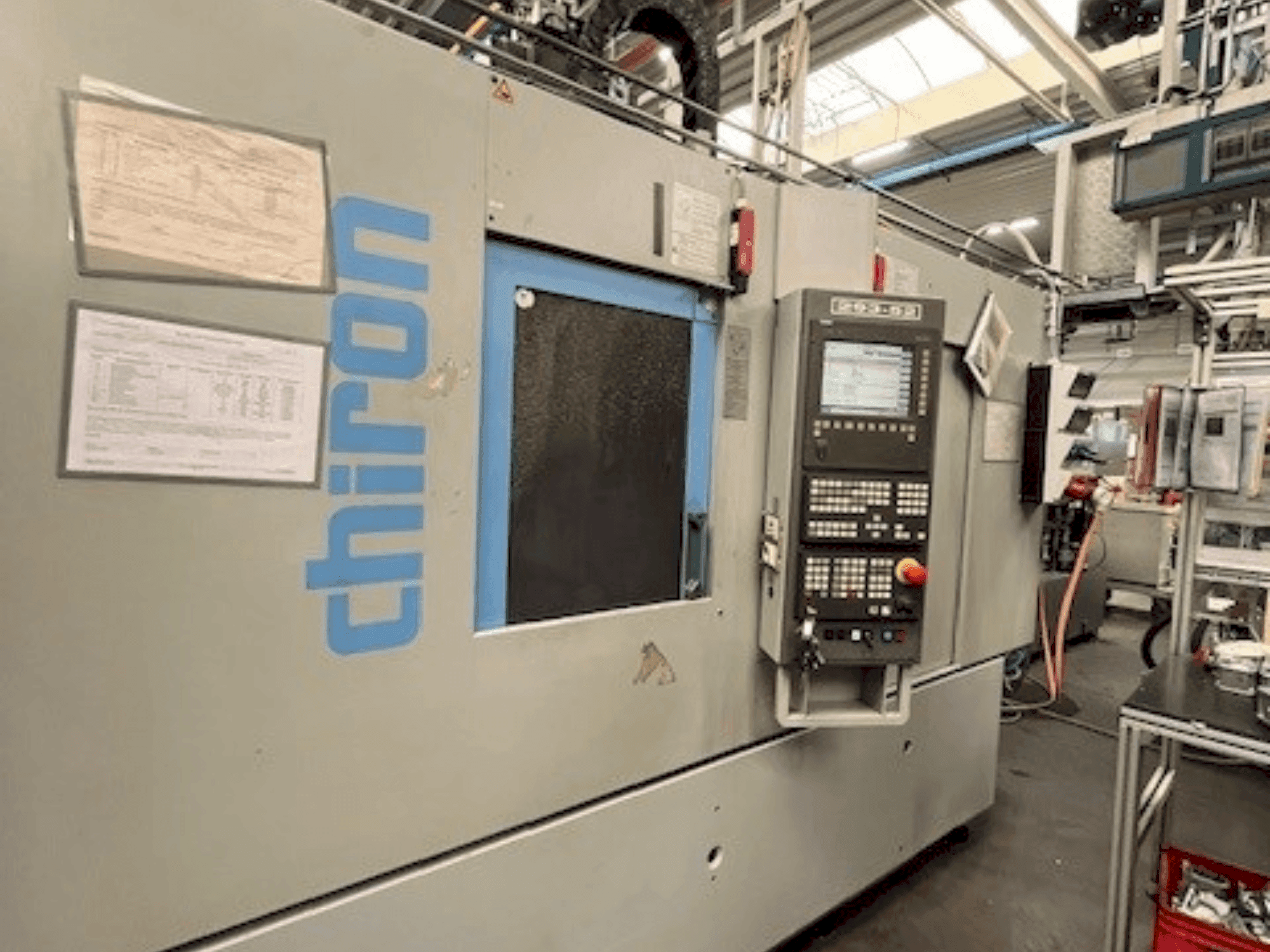 Vooraanzicht van CHIRON DZ15KWM HS machine