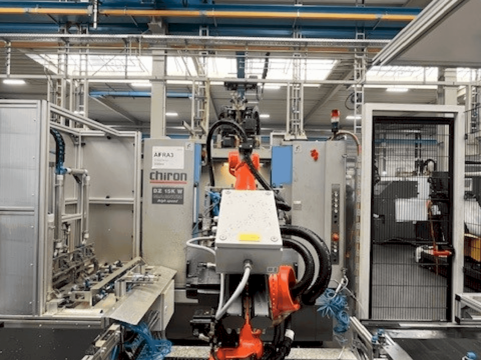 Recht aanzicht van CHIRON DZ15KWM HS machine