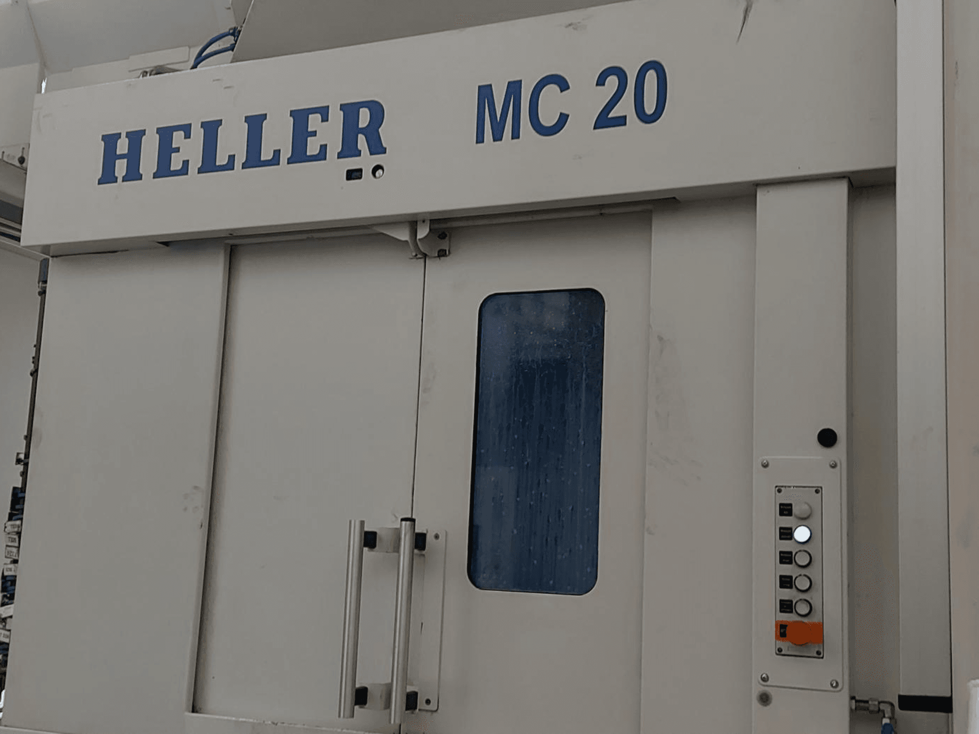 Vooraanzicht van het HELLER MC 20 horizontale bewerkingscentrum met bedieningspaneel en voorvenster.