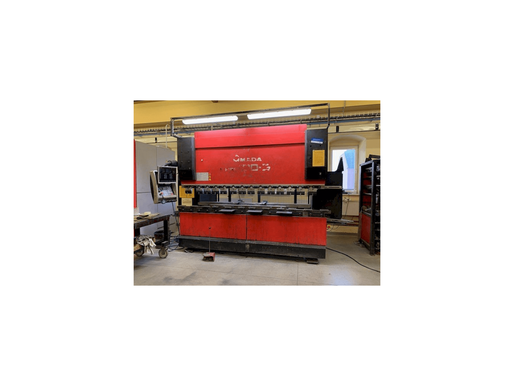 Vooraanzicht van AMADA HFE 100-3 machine