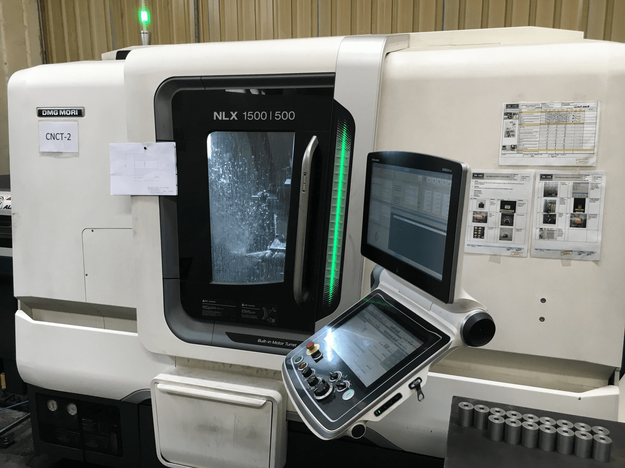 Vooraanzicht van DMG MORI NLX 1500 SY/500 machine