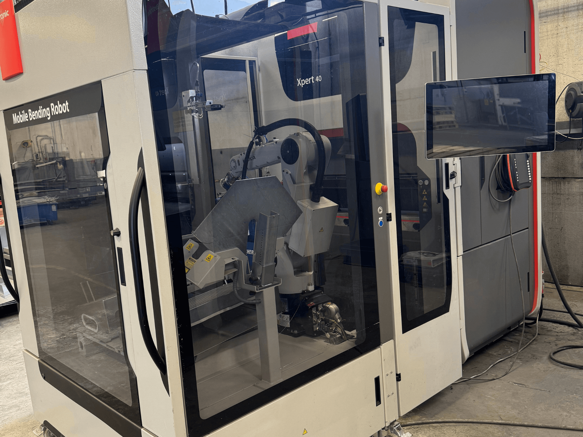 Bystronic Xpert 40/1030 afkantpers met mobiele buigrobot, vooraanzicht met bedieningspaneel en robotonderdelen.