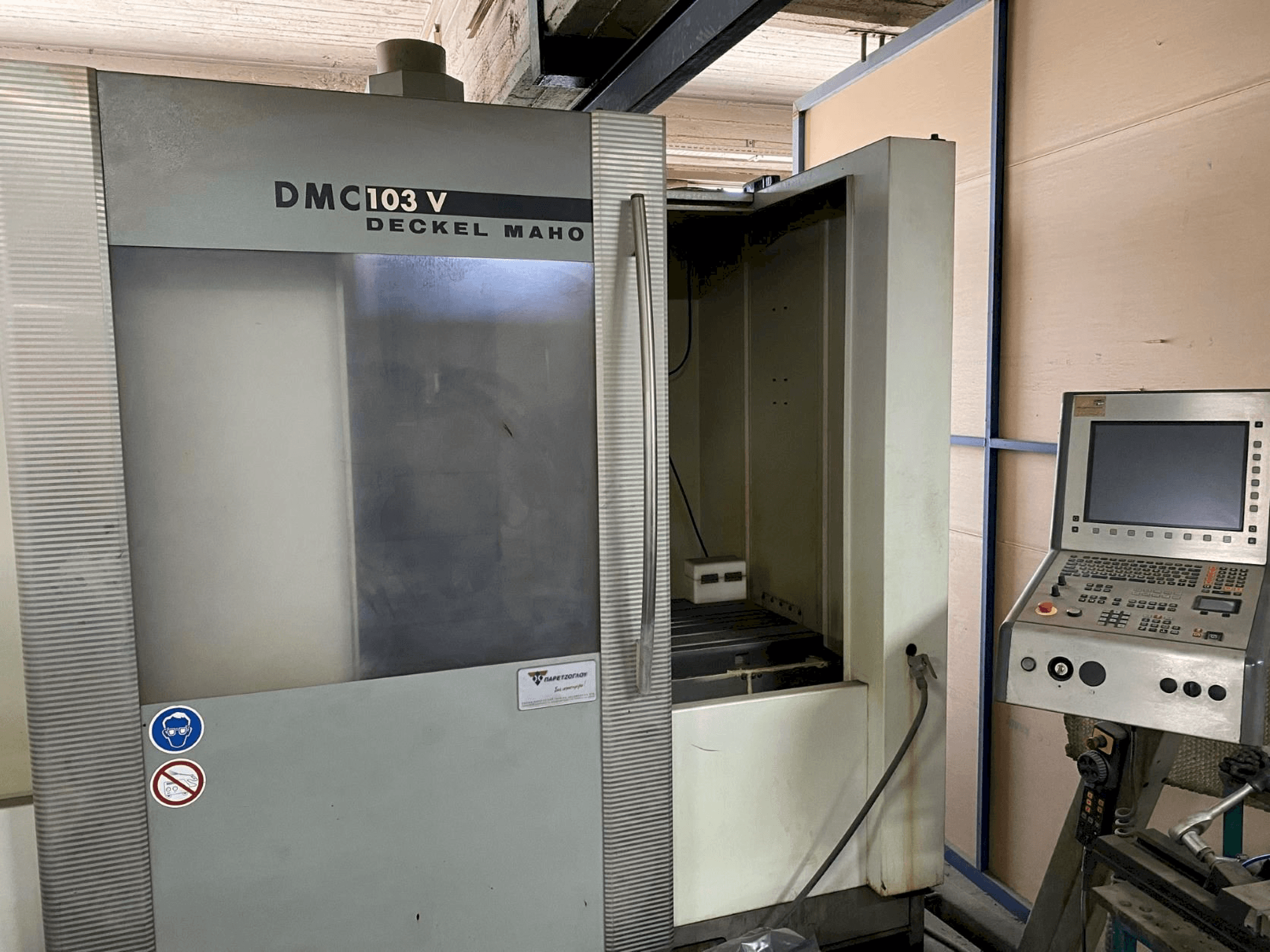 Vooraanzicht van DECKEL MAHO DMC 103 V machine