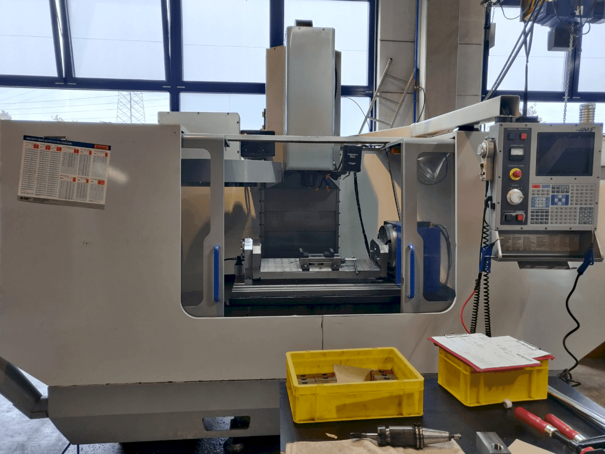 Vooraanzicht van MIKRON VCE 1300/40 (2001) machine