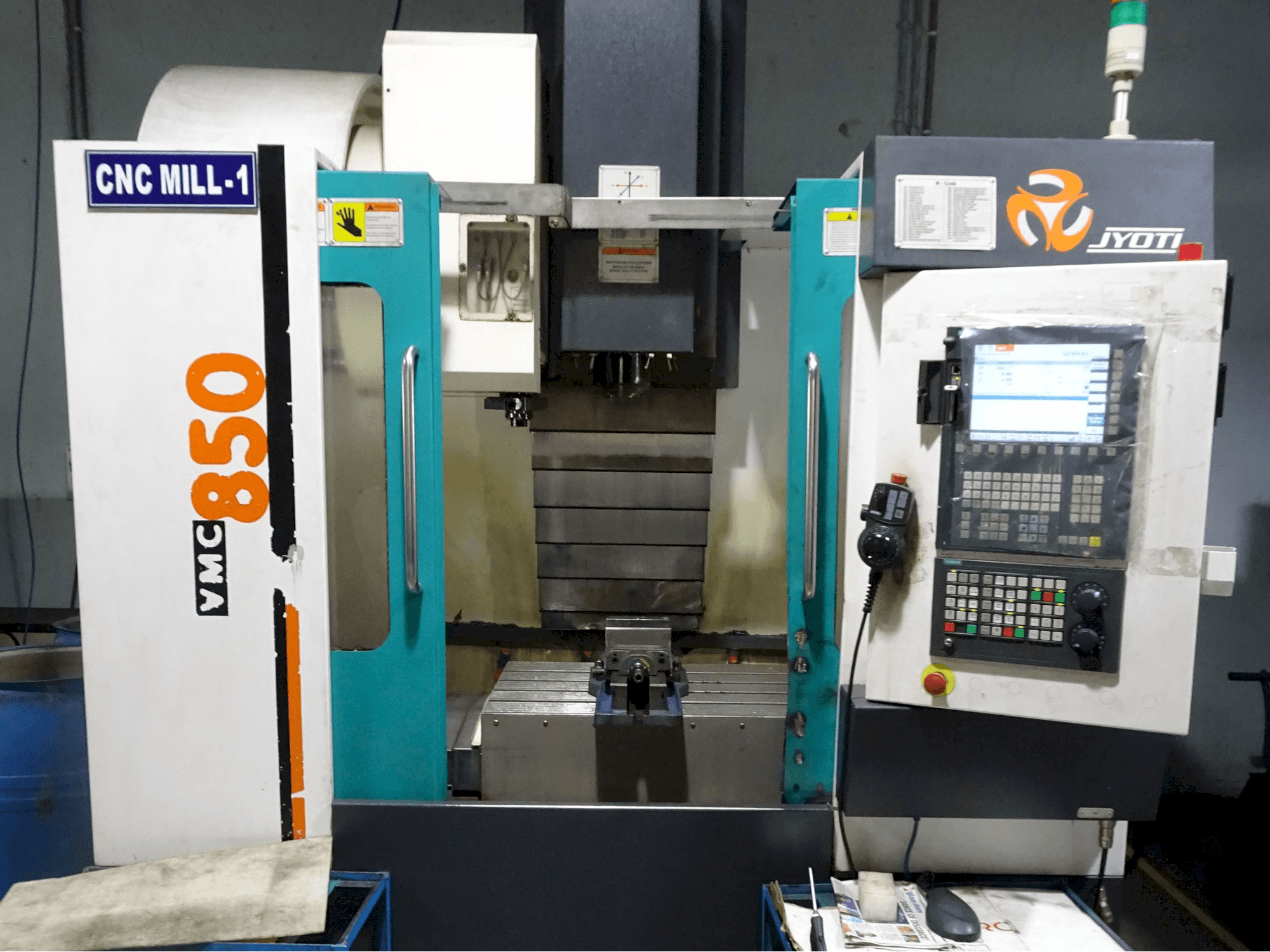 Vooraanzicht van JYOTI VMC-850 machine