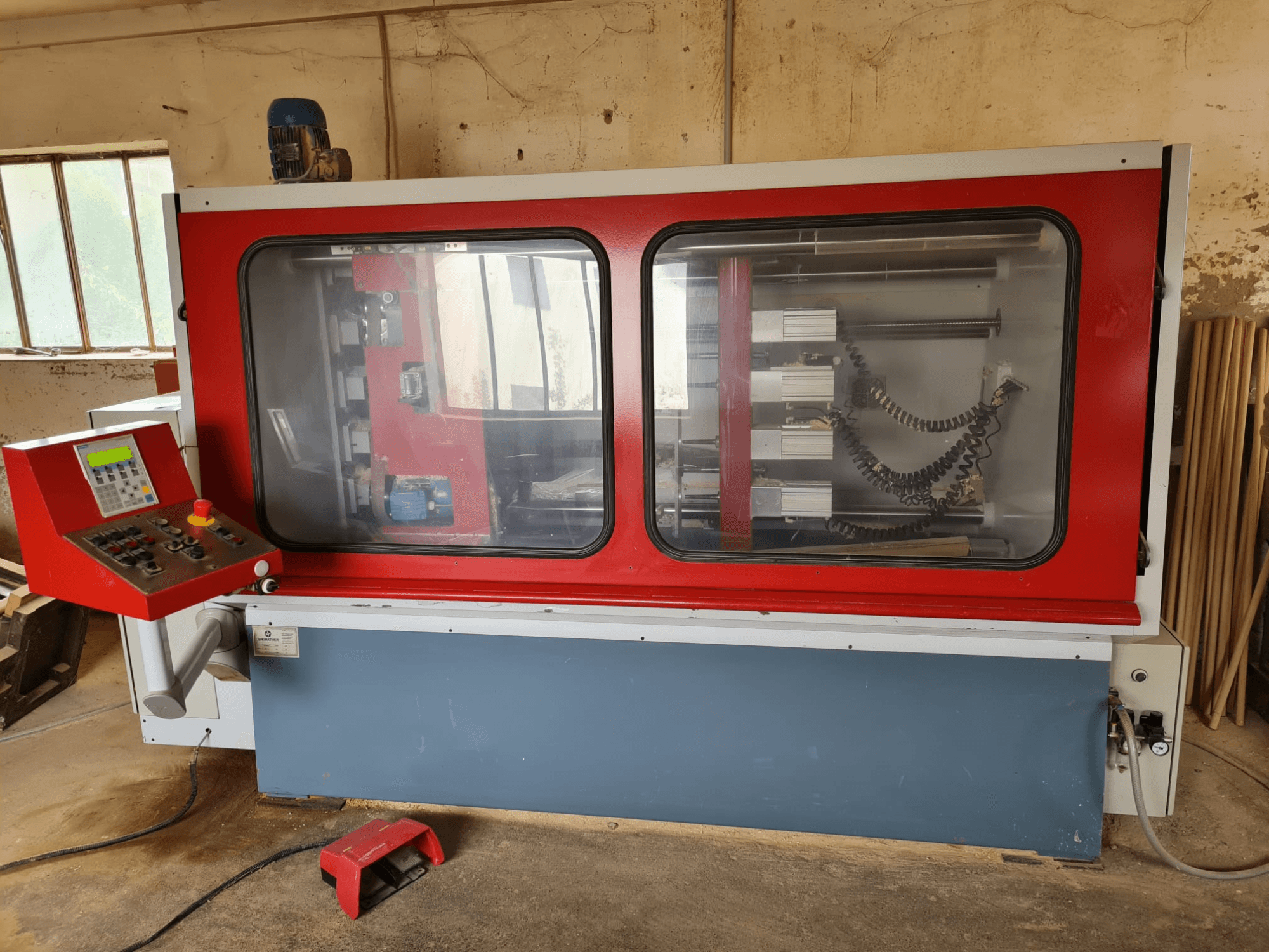 WEIRATHER KS1300/4 houtmolen in vooraanzicht, met bedieningspaneel, transparante behuizing en zichtbare interne onderdelen.