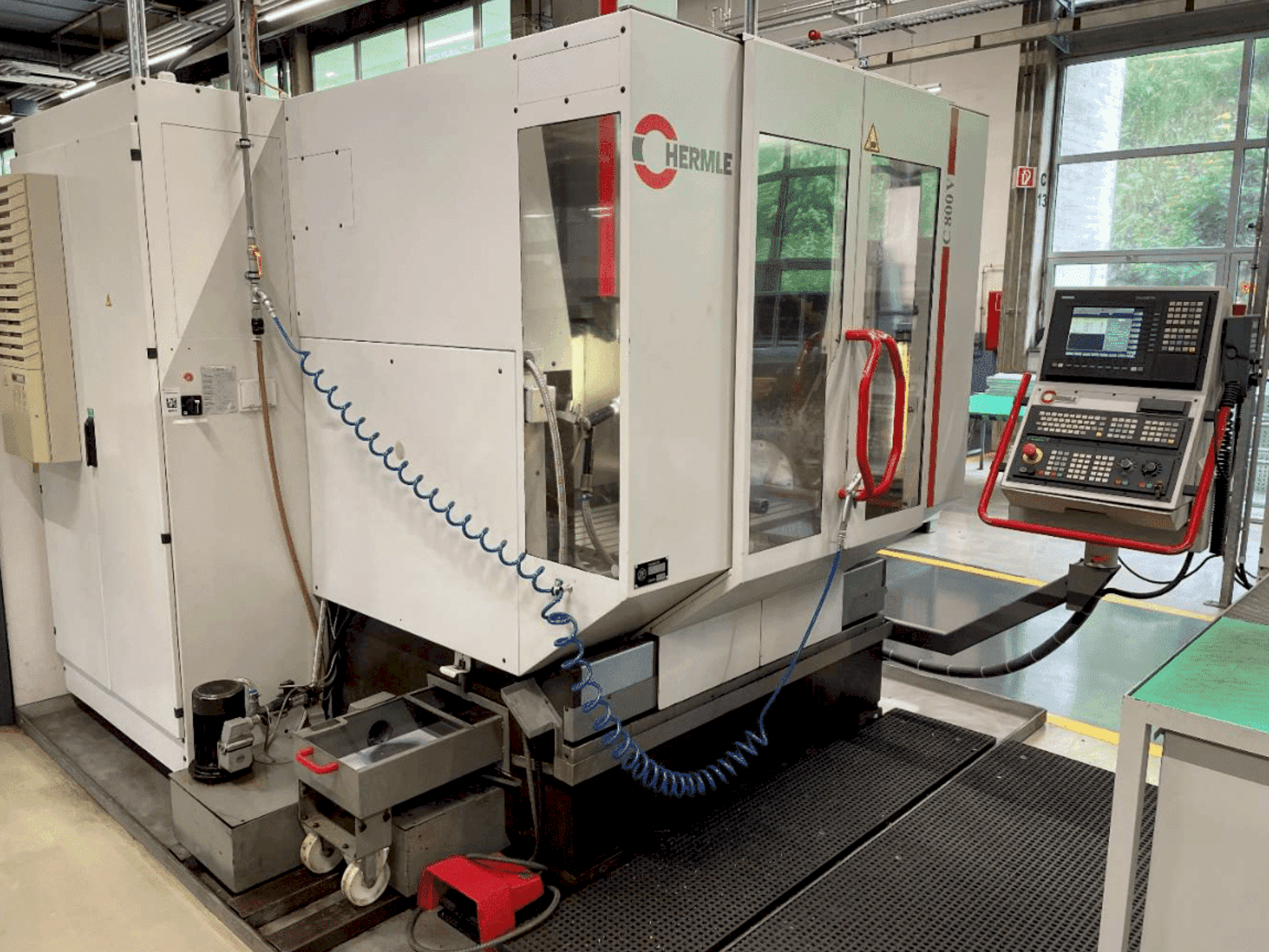 Vooraanzicht van HERMLE C800V machine