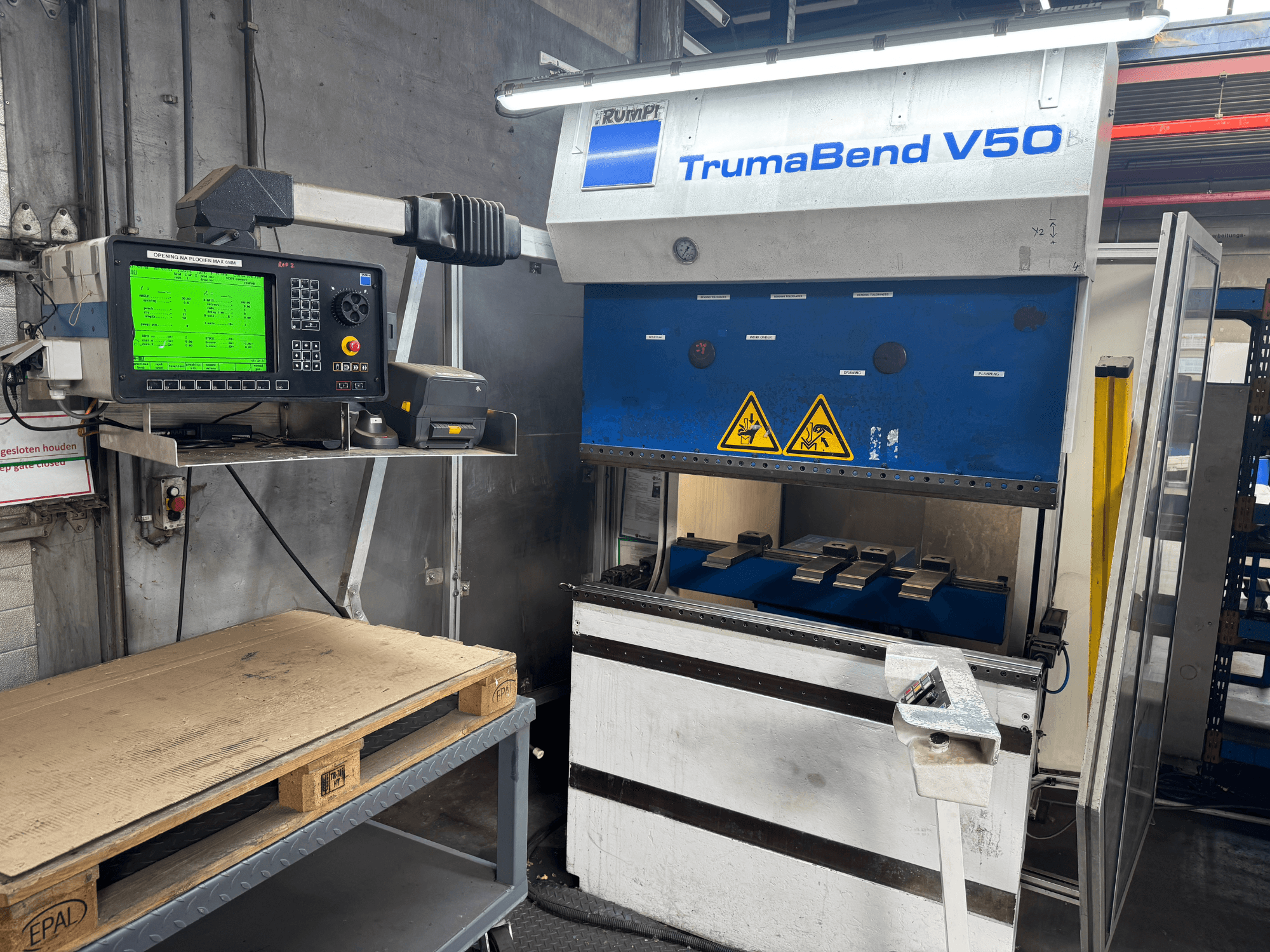 TRUMPF TrumaBend V50 afkantpers, vooraanzicht, met bedieningspaneel met instellingen en veiligheidswaarschuwingen.