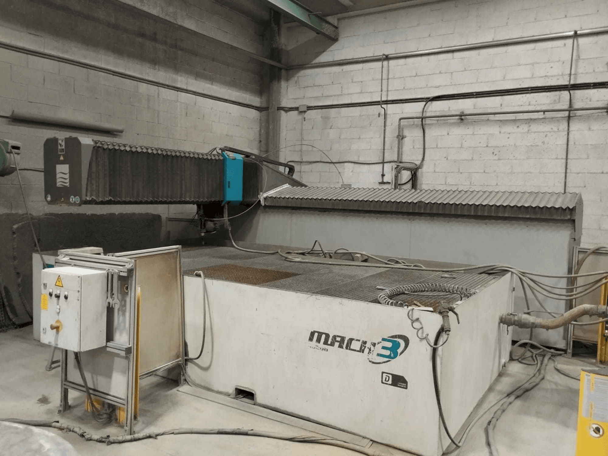 Vooraanzicht van Flow Mach3 4020B machine