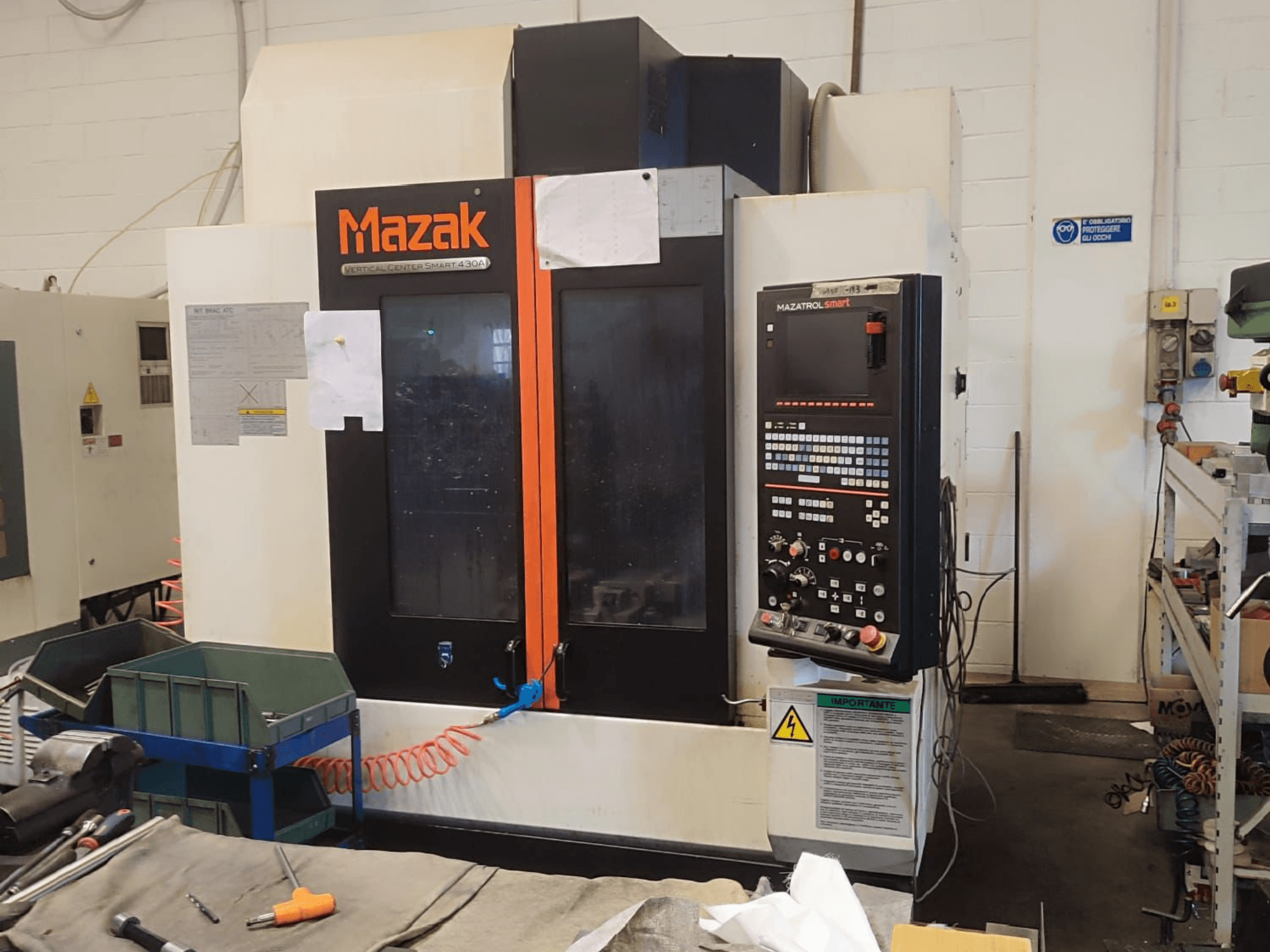 Mazak VCS 430A verticaal bewerkingscentrum, vooraanzicht met bedieningspaneel en bedieningsdetails in werkplaatsomgeving.