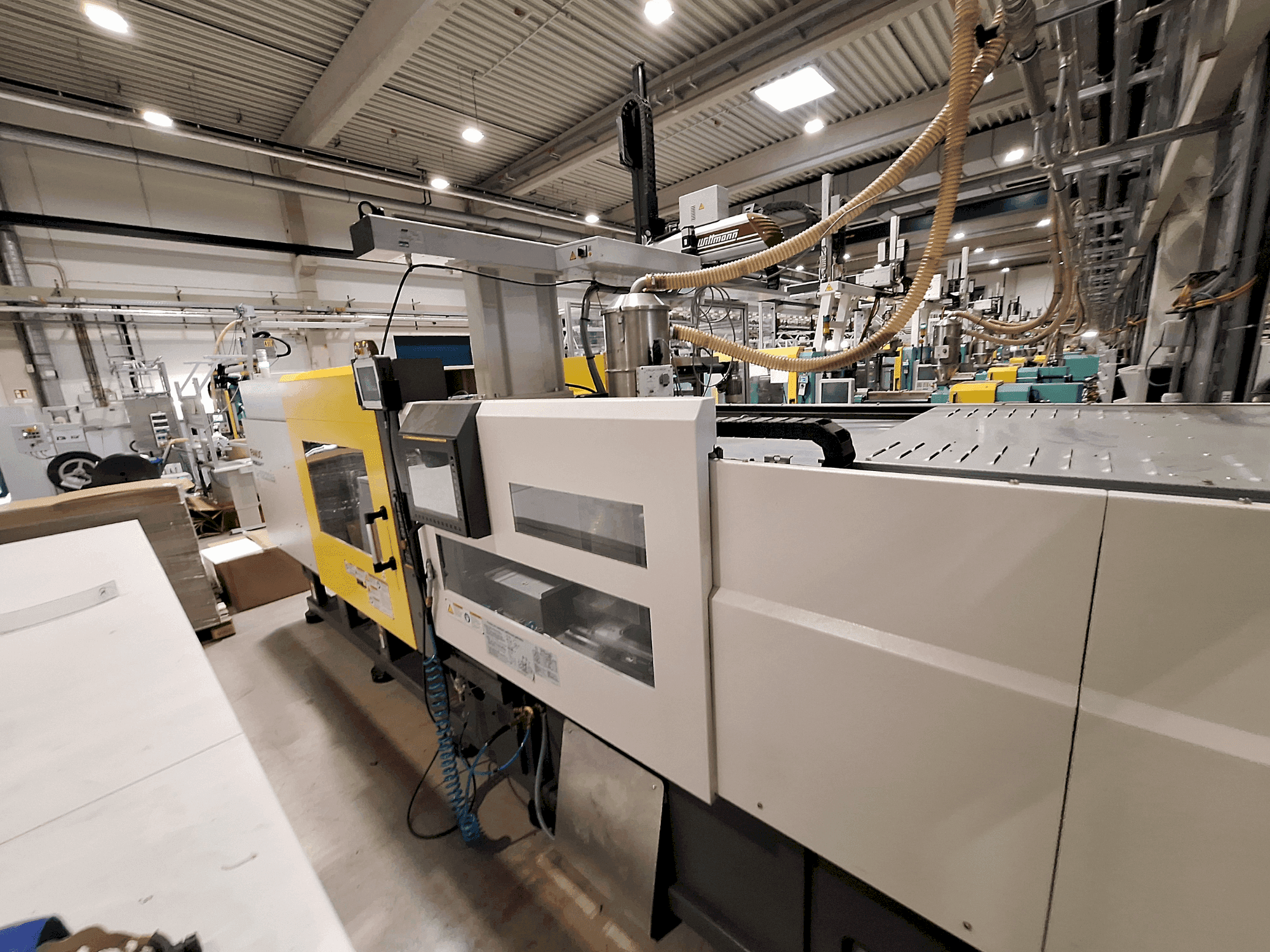 Vooraanzicht van FANUC Roboshot S220iA machine