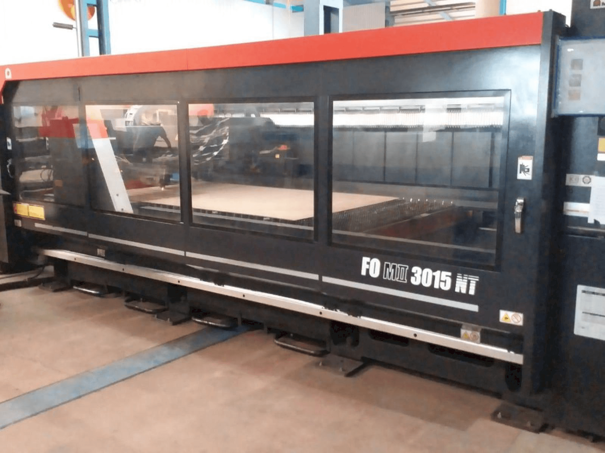 Vooraanzicht van AMADA F0M2 3015 MT machine