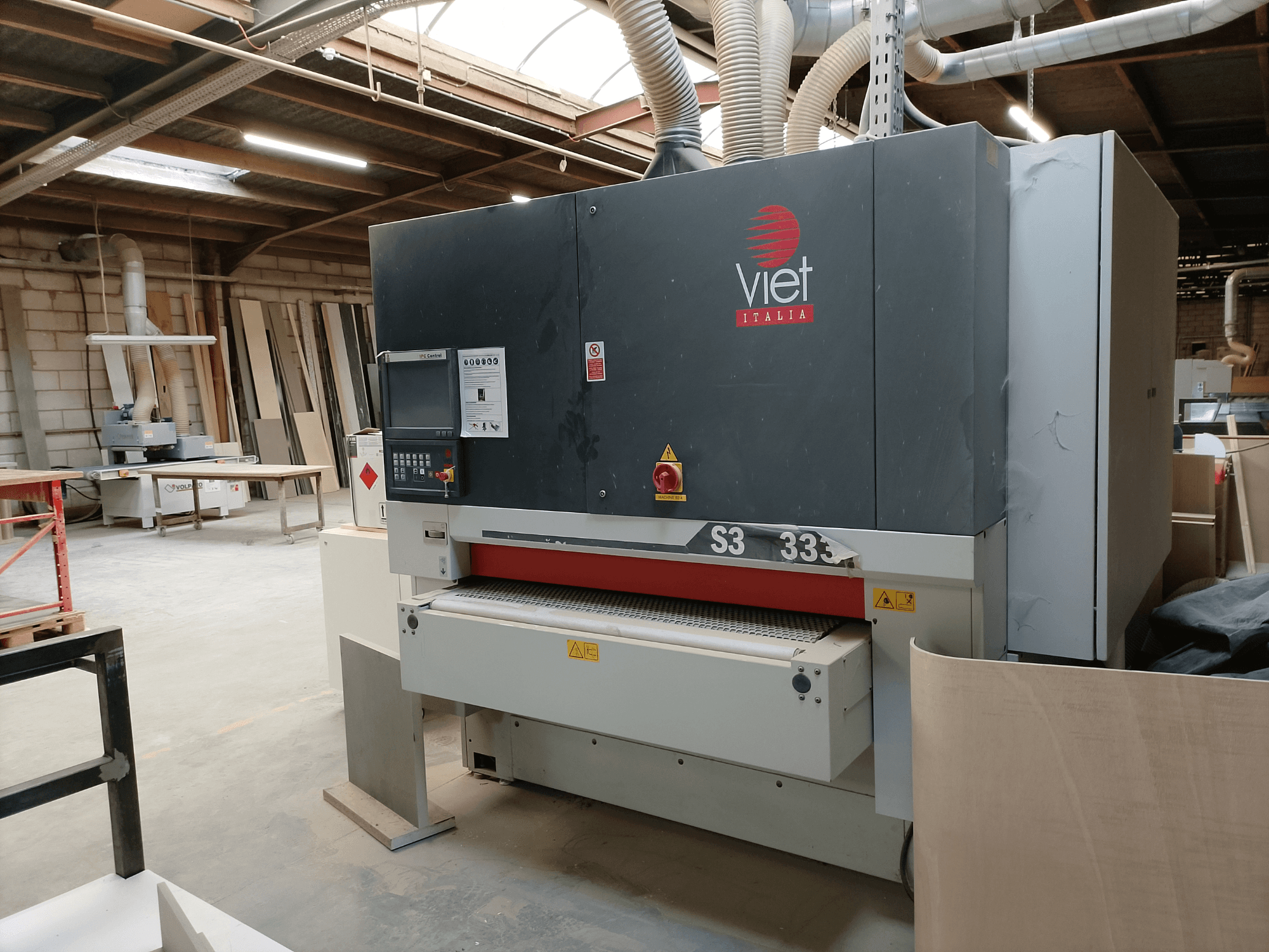 Bandschuurmachine van Viet, model S3 333, vooraanzicht, met bedieningspaneel en schuuroppervlak in een werkplaats.