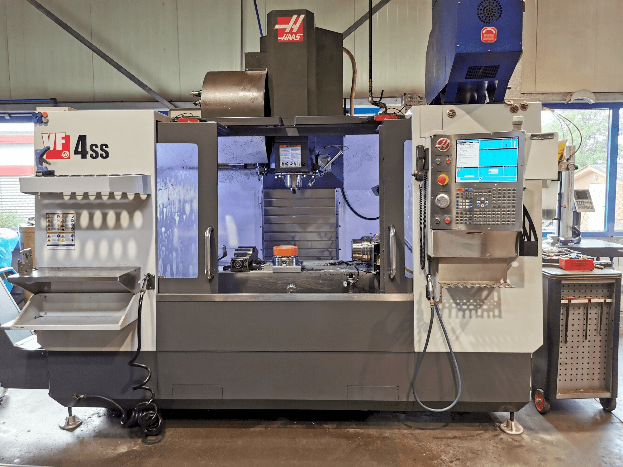 Vooraanzicht van HAAS VF-4SS machine
