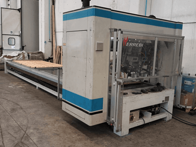 ERREBI machine, zijaanzicht, heeft een grote verwerkingstafel met mechanische onderdelen en transparante beschermkap.