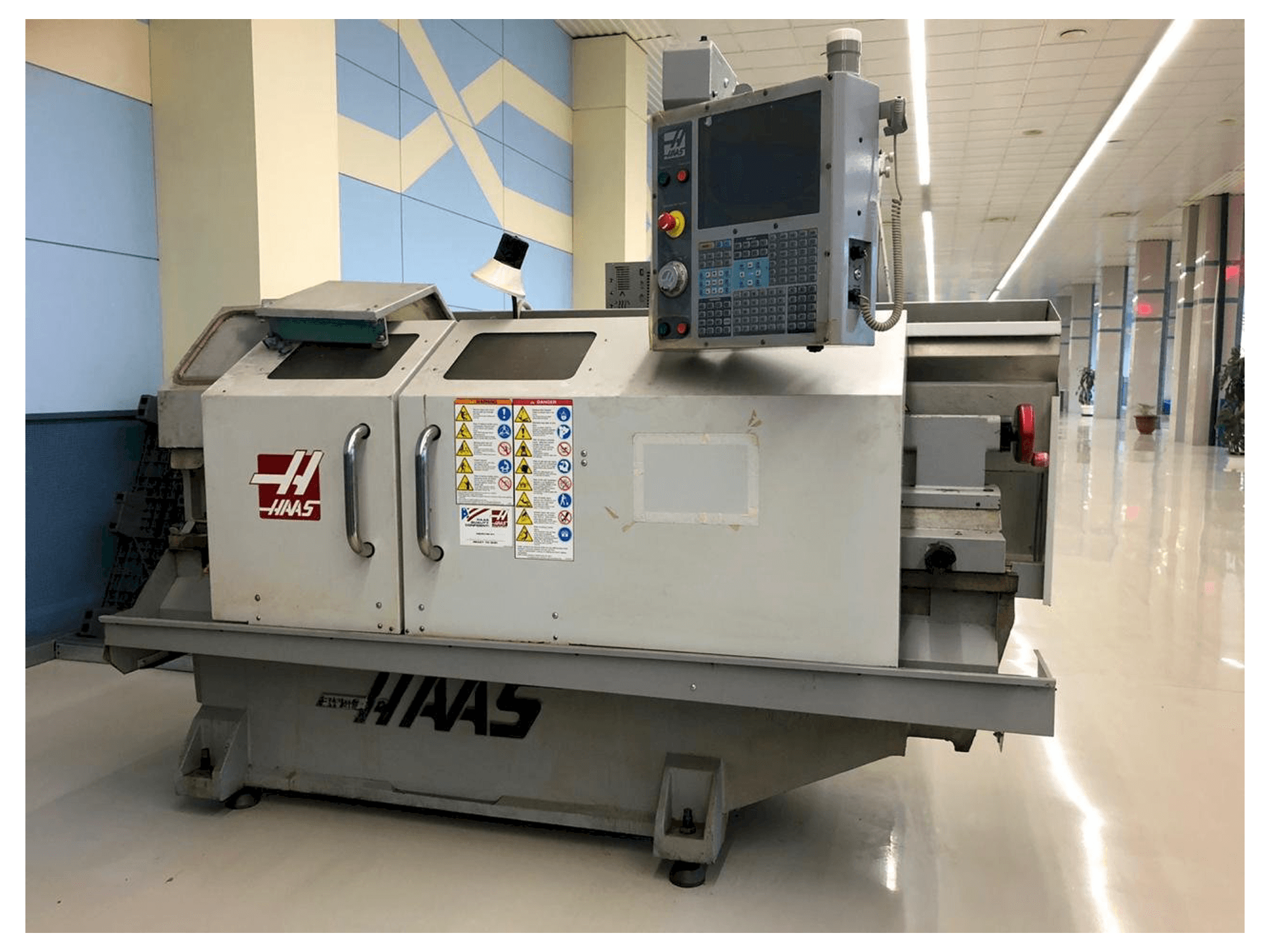 Vooraanzicht van HAAS TL-2HE machine