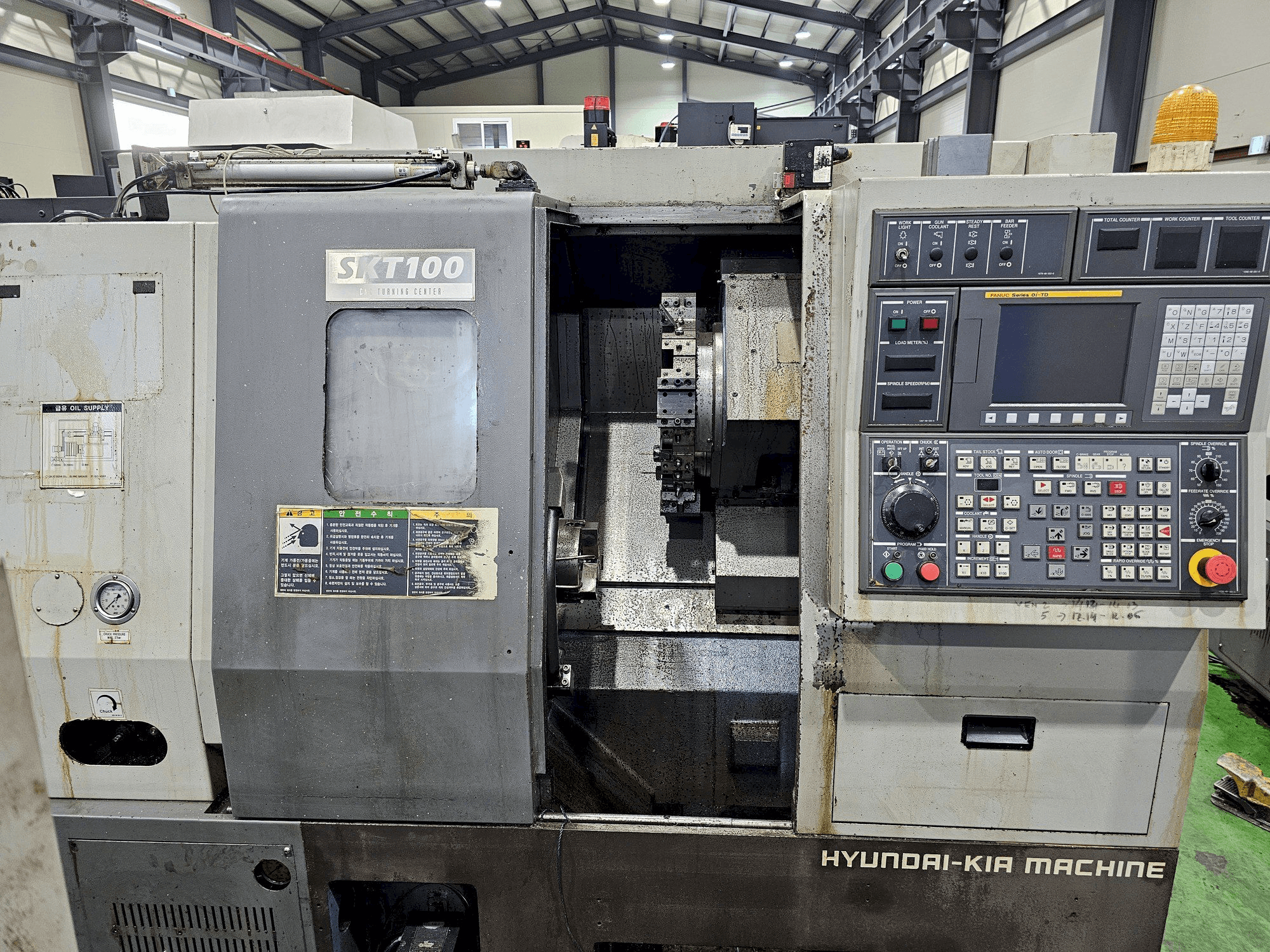 Vooraanzicht van Hyundai Wia Wia SKT100 machine
