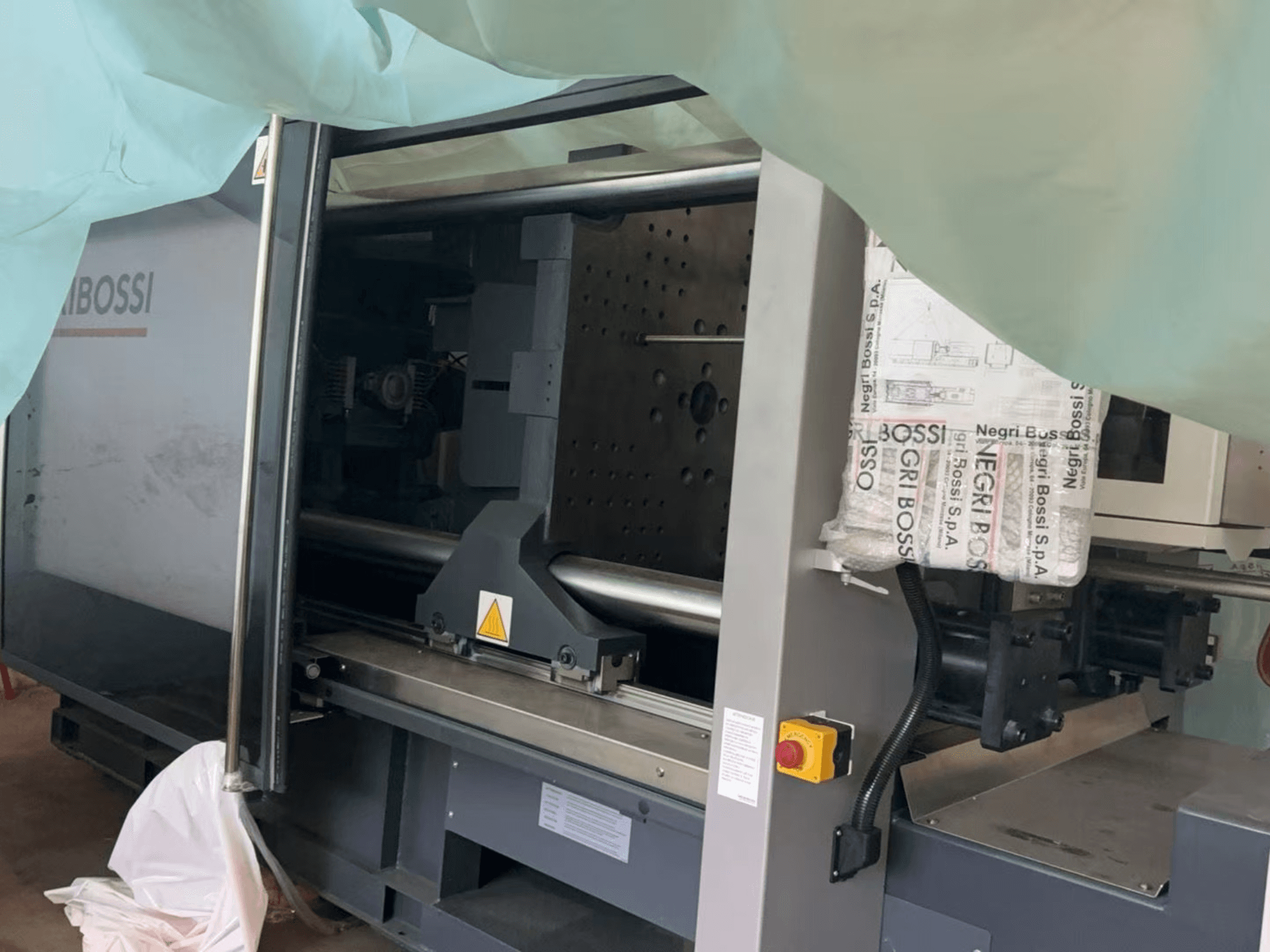 Negri Bossi NOVA e350T H1550 elektrische spuitgietmachine, zijaanzicht, met open deur en interne onderdelen.