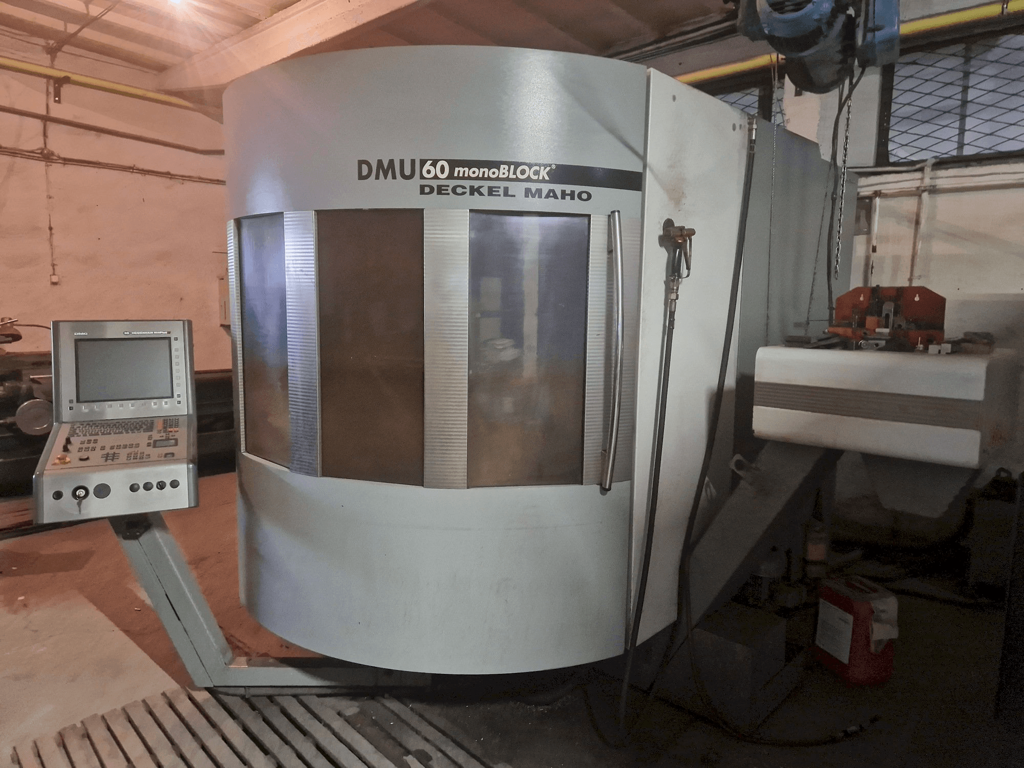 Vooraanzicht van DECKEL MAHO DMU 60 monoBLOCK machine