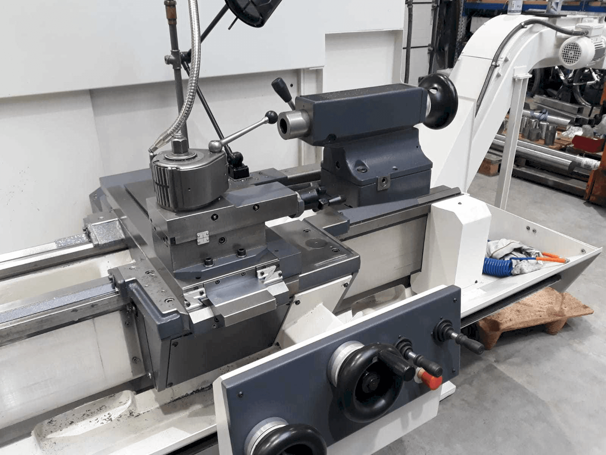 Vooraanzicht van BOEHRINGER DUS 560 machine