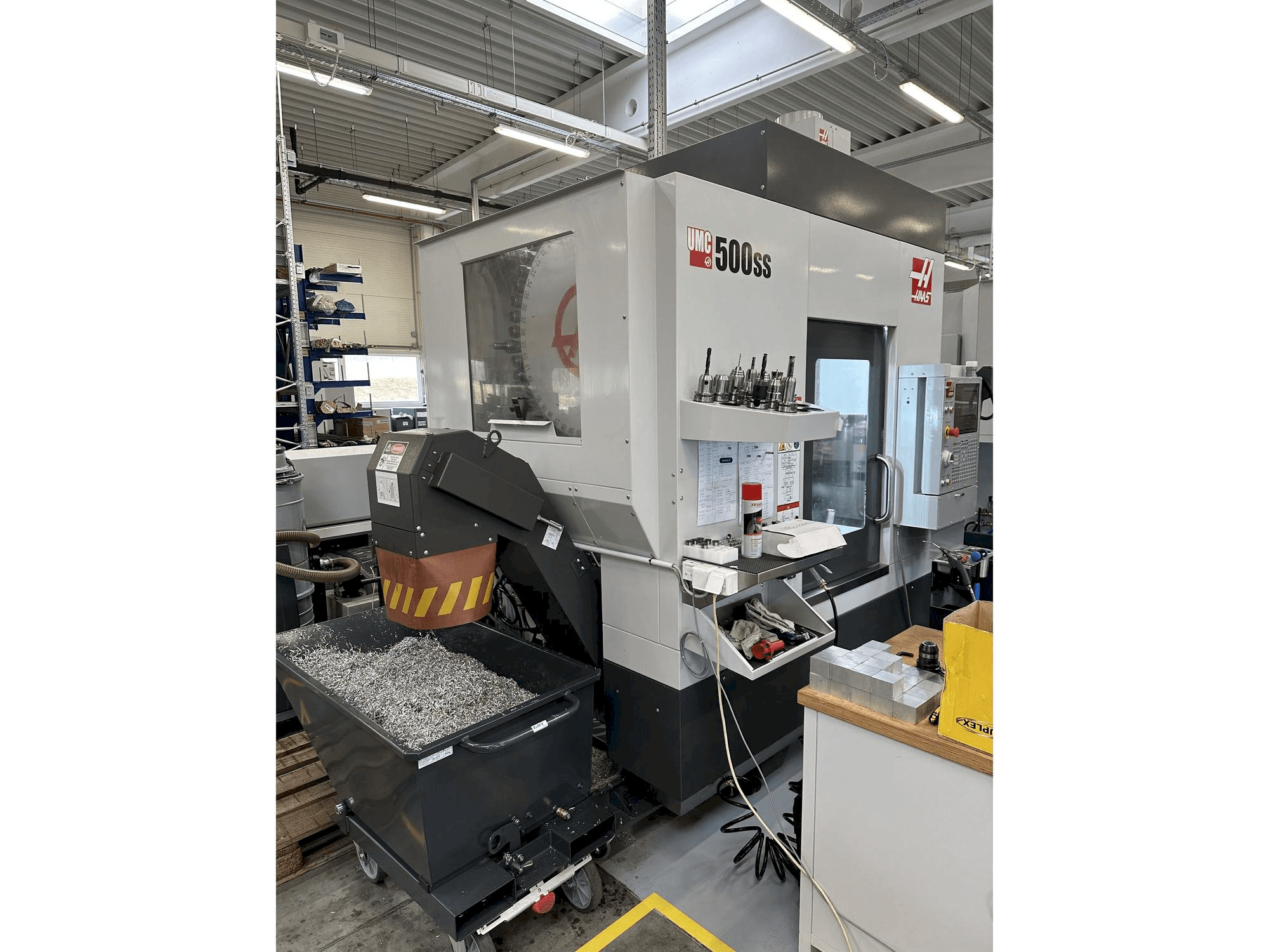 Vooraanzicht van HAAS UMC-500SS machine