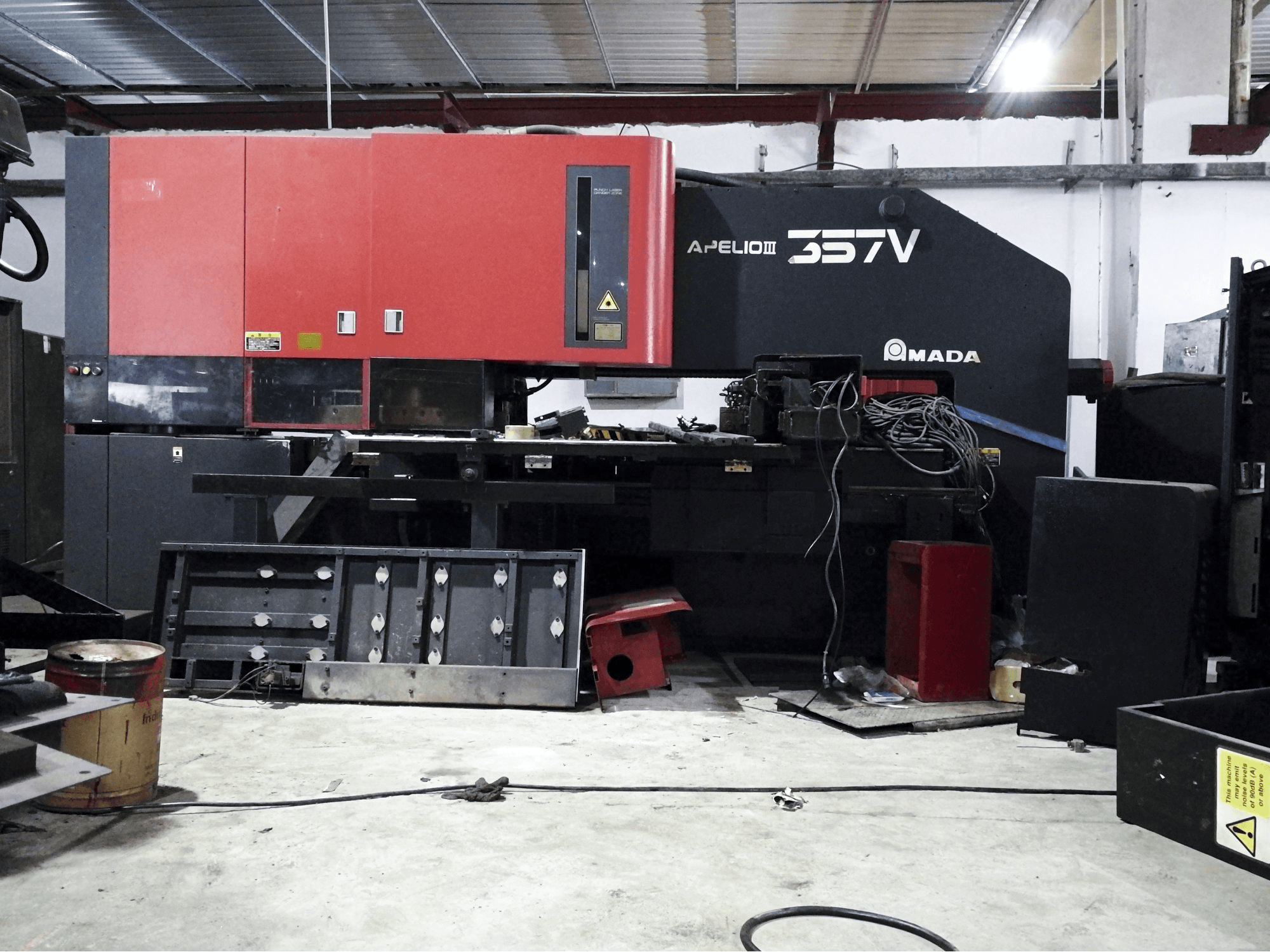 Vooraanzicht van AMADA APELIO III-357V machine