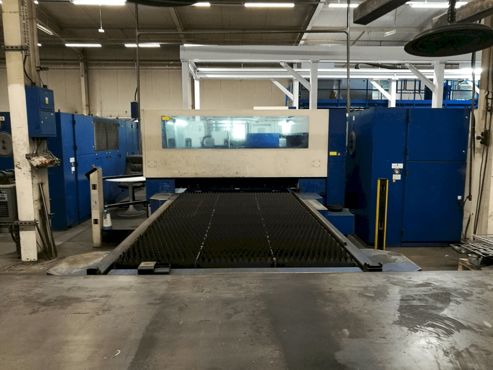Vooraanzicht van Trumpf Trumatic L3050 machine