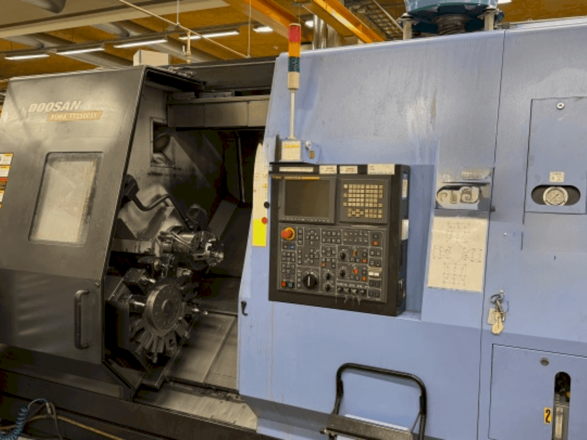 Vooraanzicht van DOOSAN Puma TT 2500 SY machine