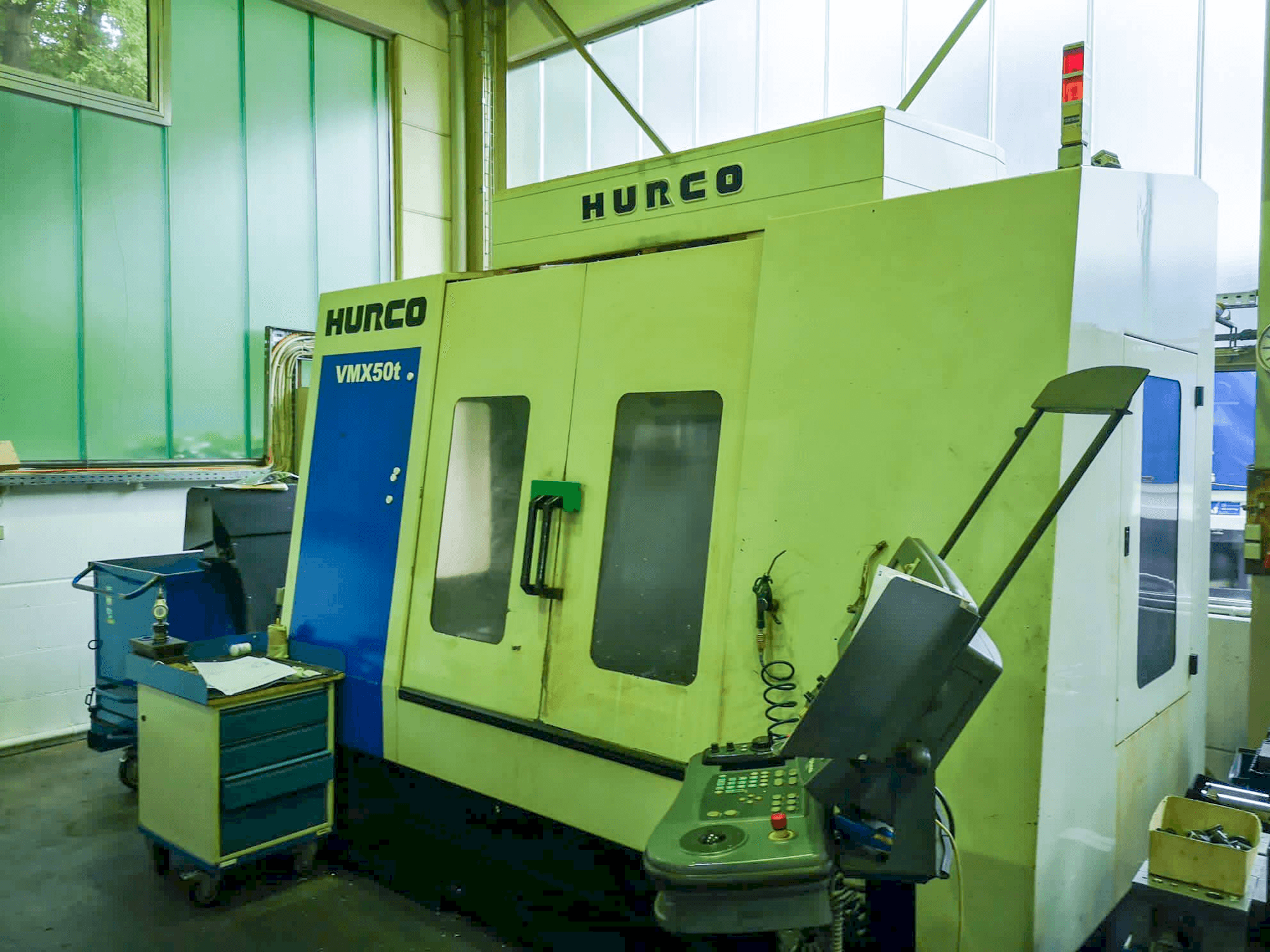 Vooraanzicht van Hurco VMX50t machine