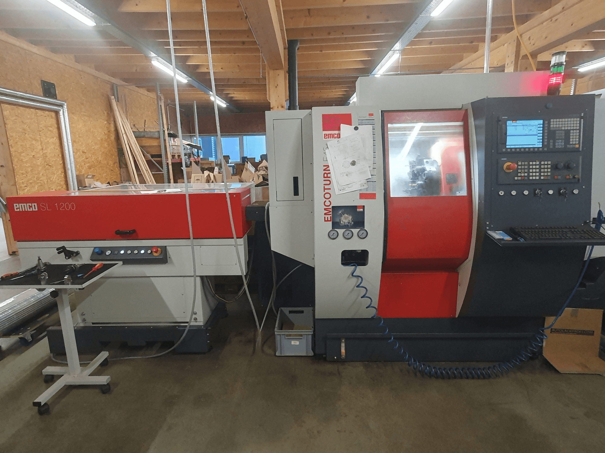 EMCO SL 1200 CNC draaibank en EMCOturn; vooraanzicht met bedieningselementen, displays en bedrijfsindicatoren in een werkplaats.
