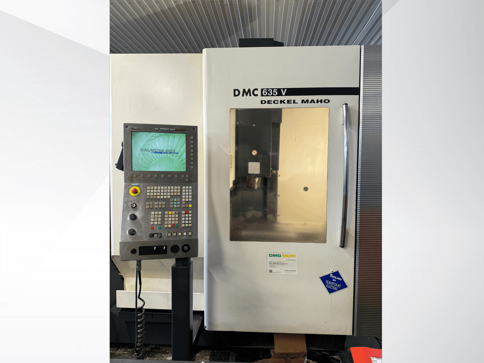 DMG Mori DMC 635 V freesmachine met bedieningspaneel, vooraanzicht, voorzien van Sinumerik display en diverse bedieningsknoppen.