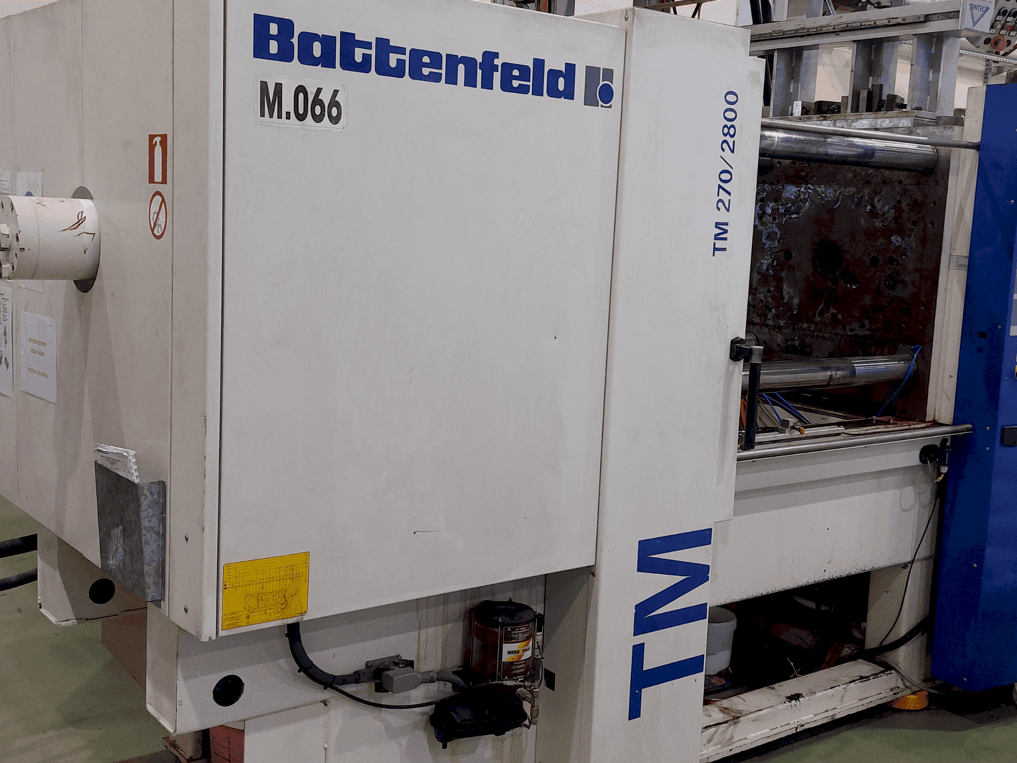 Vooraanzicht van Battenfeld TM 270 / 2800 machine