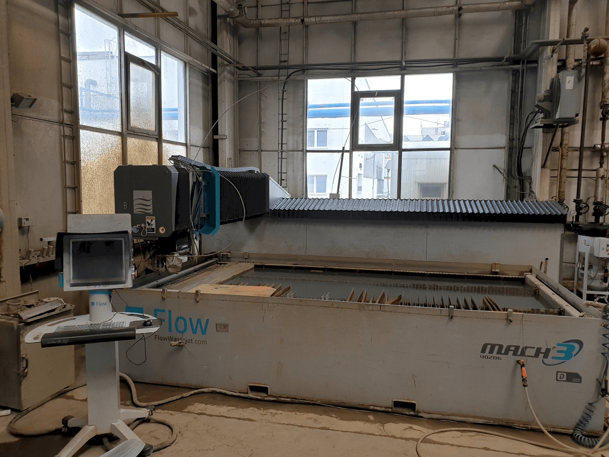 Vooraanzicht van Flow Mach 3-4020B machine