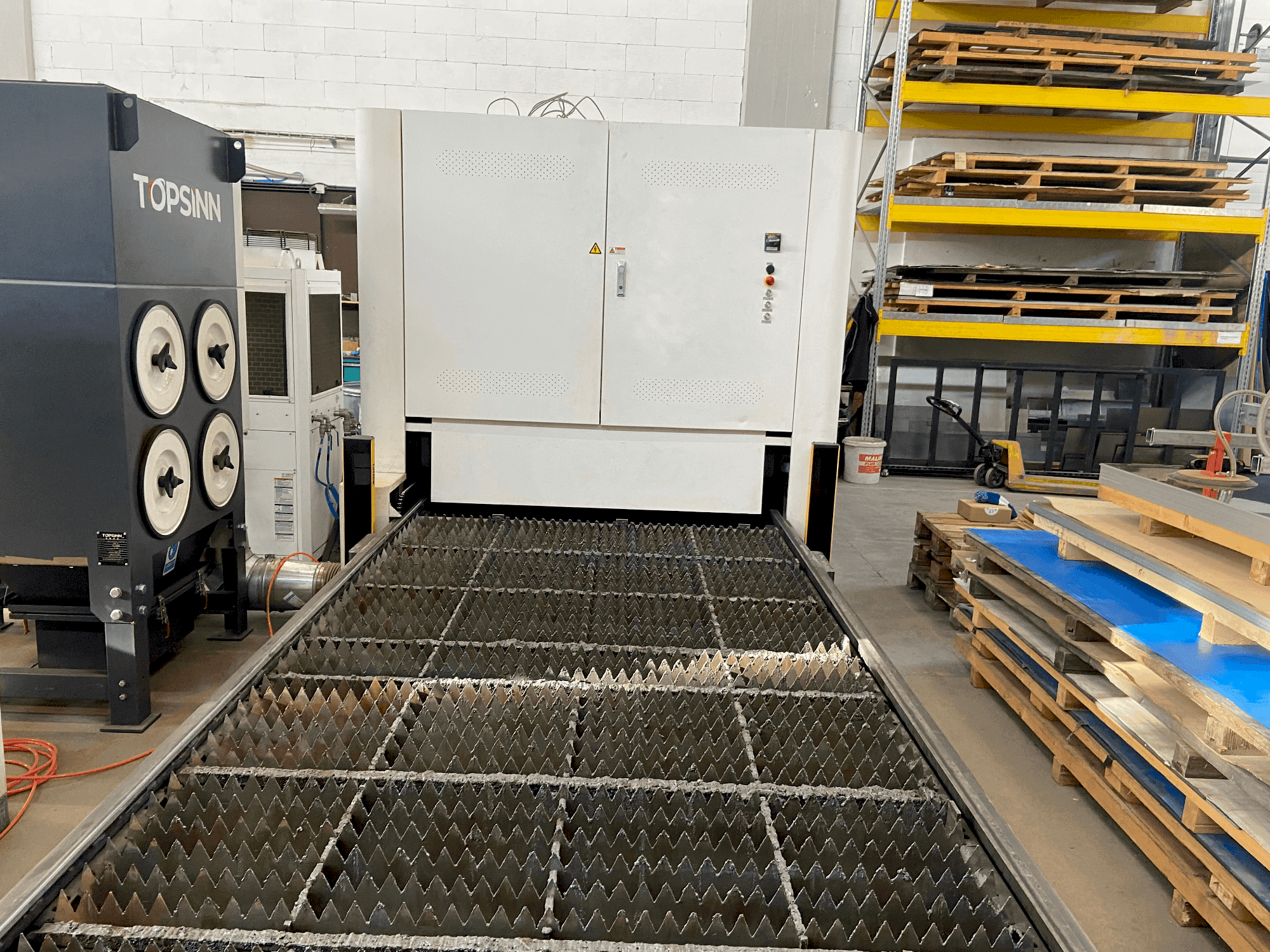 Vooraanzicht van Bodor C3 machine
