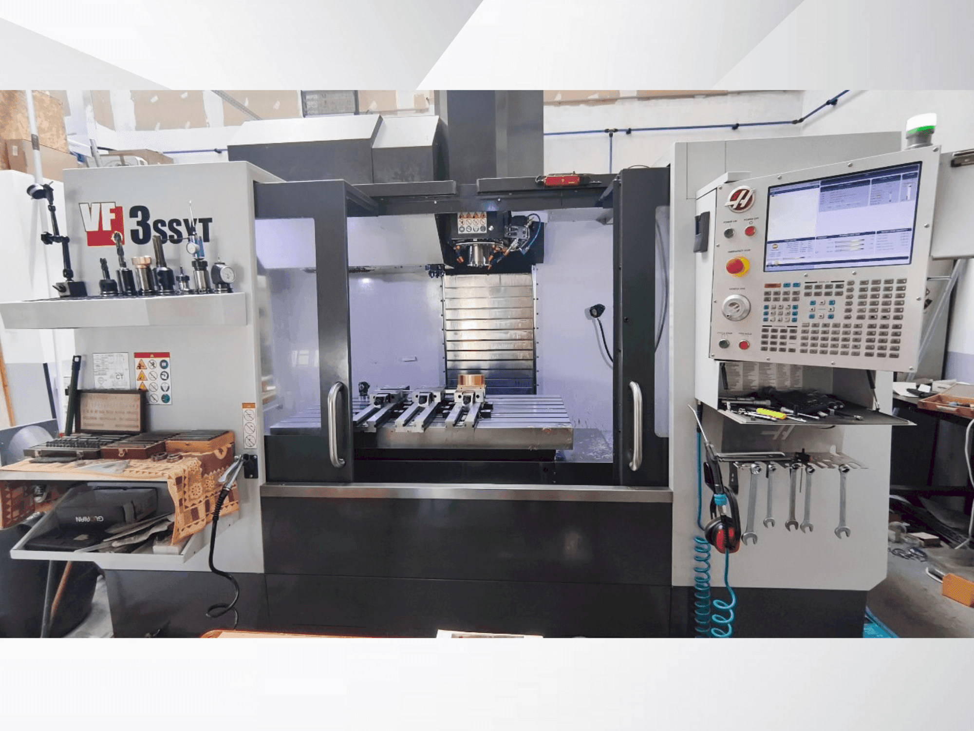 Vooraanzicht van HAAS VF-3SSYT with HRT 210 4X machine