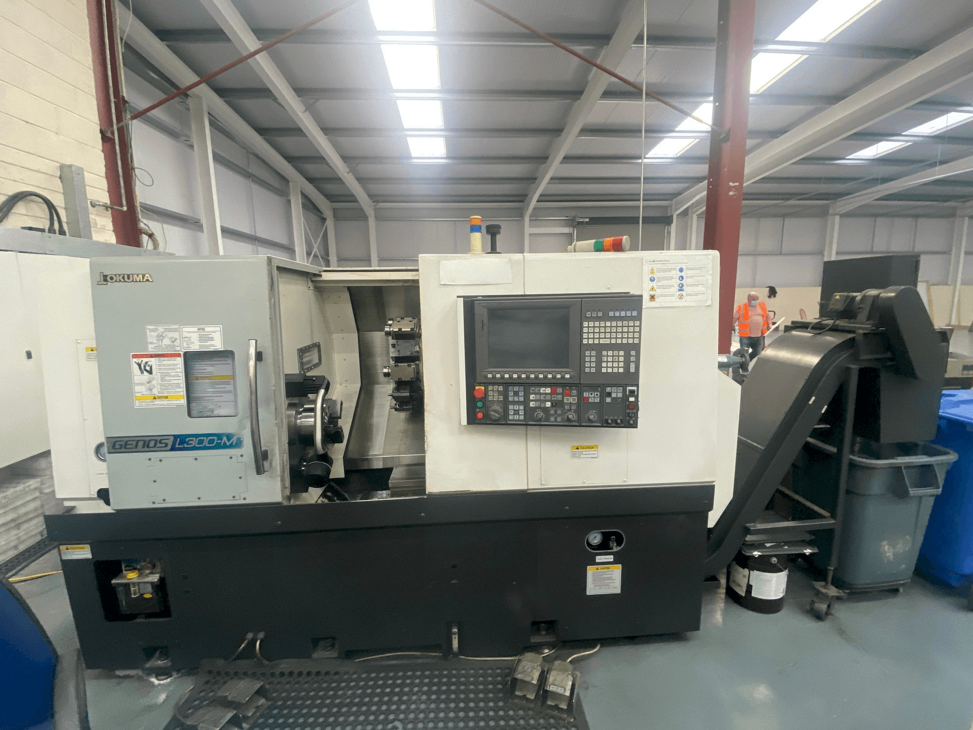 Vooraanzicht van Okuma Genos L300MW machine