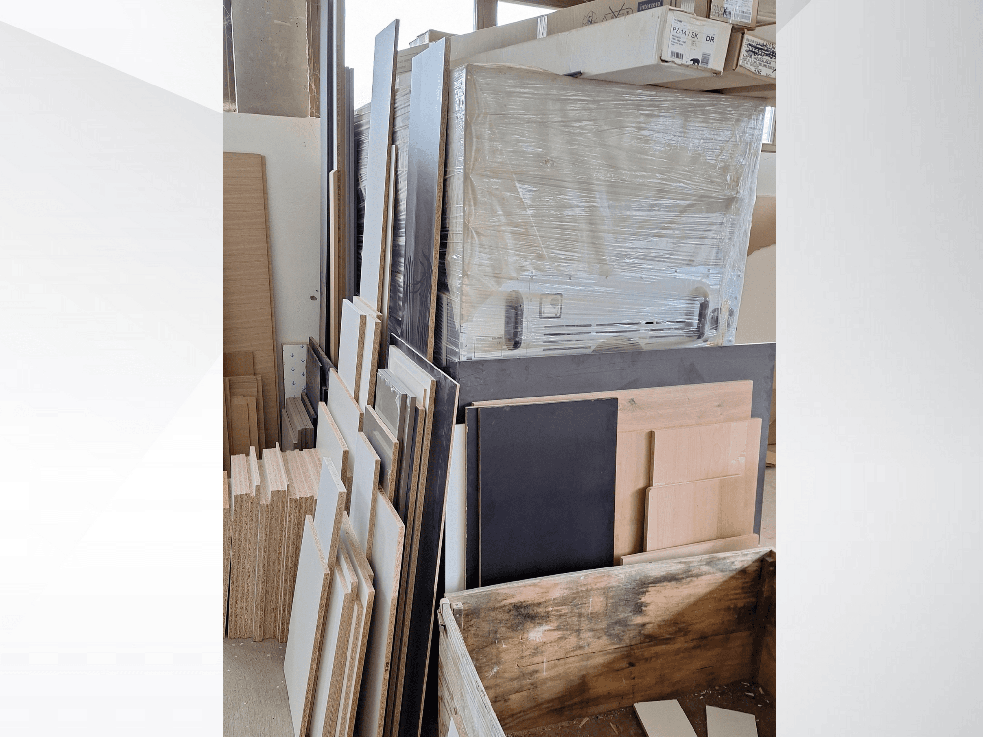 Opgestapelde multiplexplaten en planken met verschillende afwerkingen; vooraanzicht van materialen in een werkplaats.