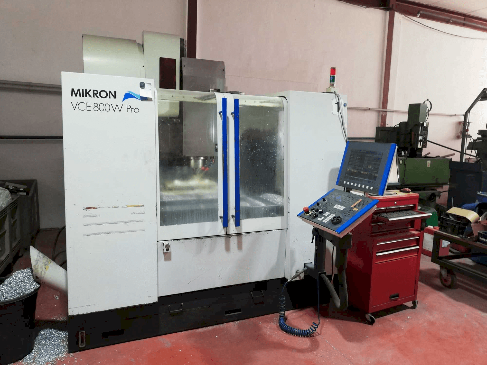 Vooraanzicht van MIKRON VCE 800W Pro machine